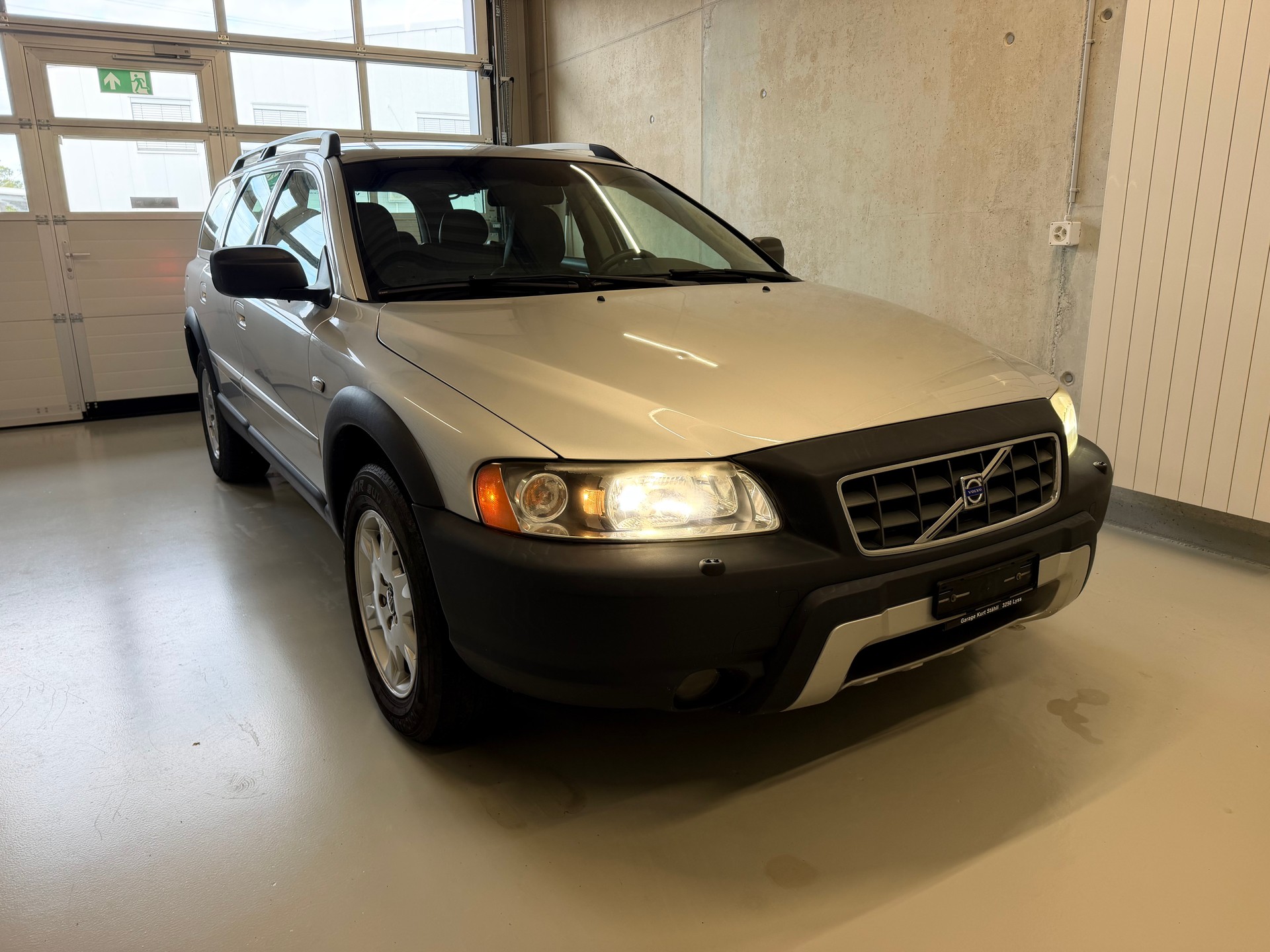 VOLVO XC70 2.5T AWD Momentum-image-2