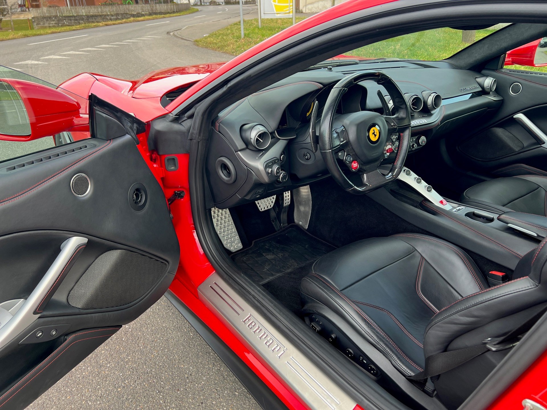 FERRARI F12 Berlinetta-image-6
