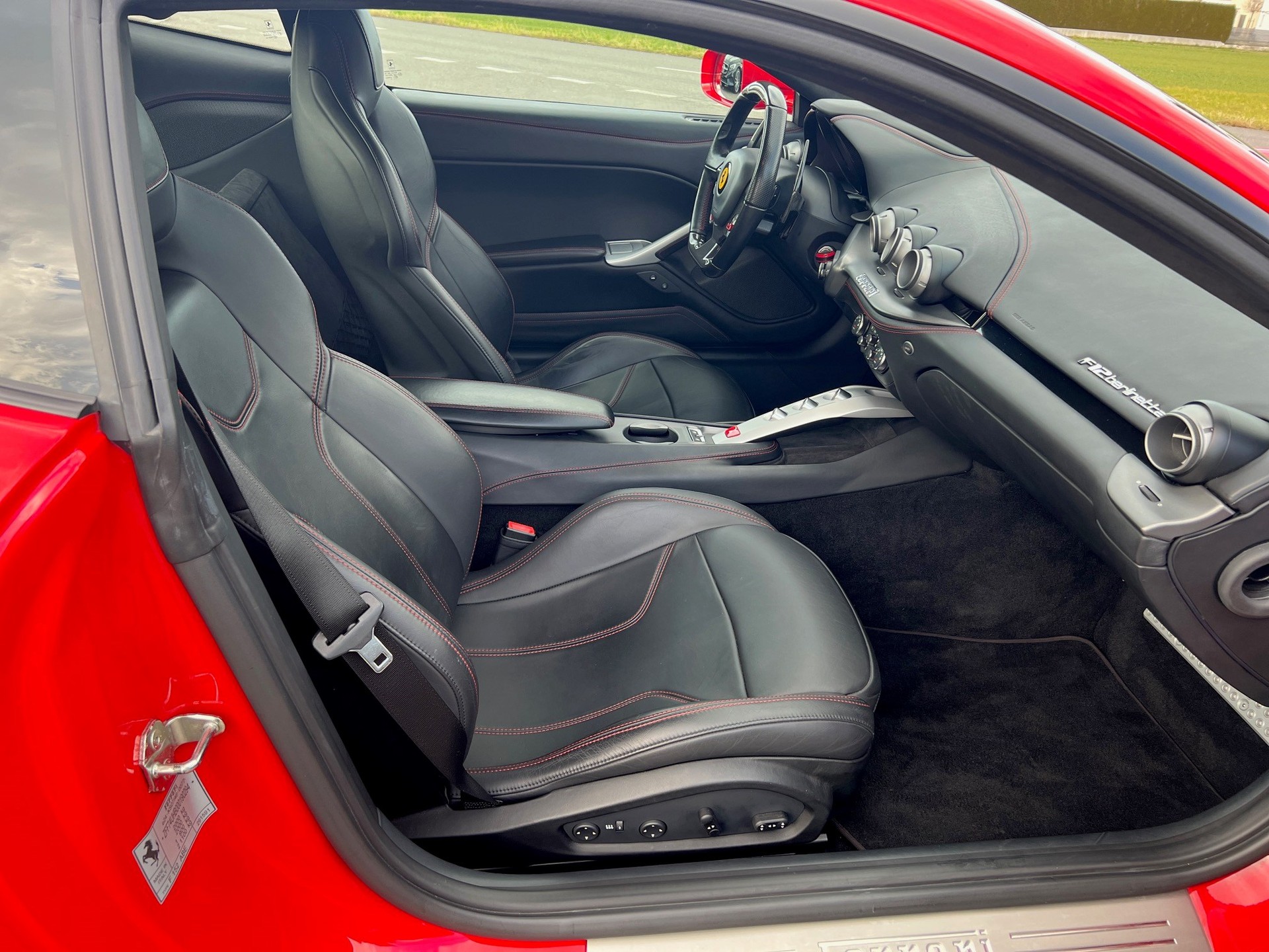 FERRARI F12 Berlinetta-image-7