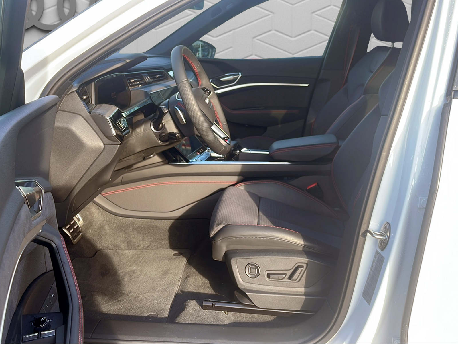 AUDI Q8 55 e-tron Black Edition quattro-image-4