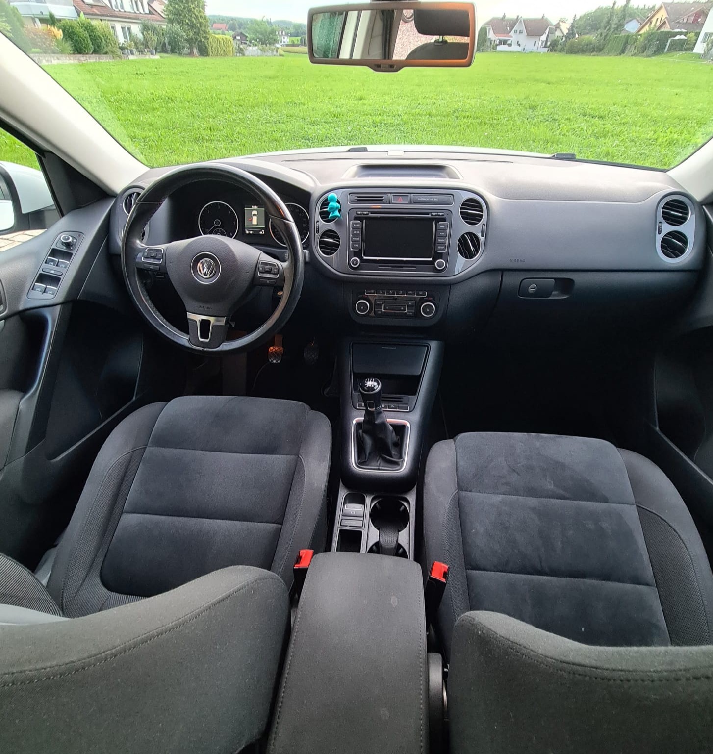 VW Tiguan 2.0 TDI BlueMotion Sport&Style 4Motion-image-2