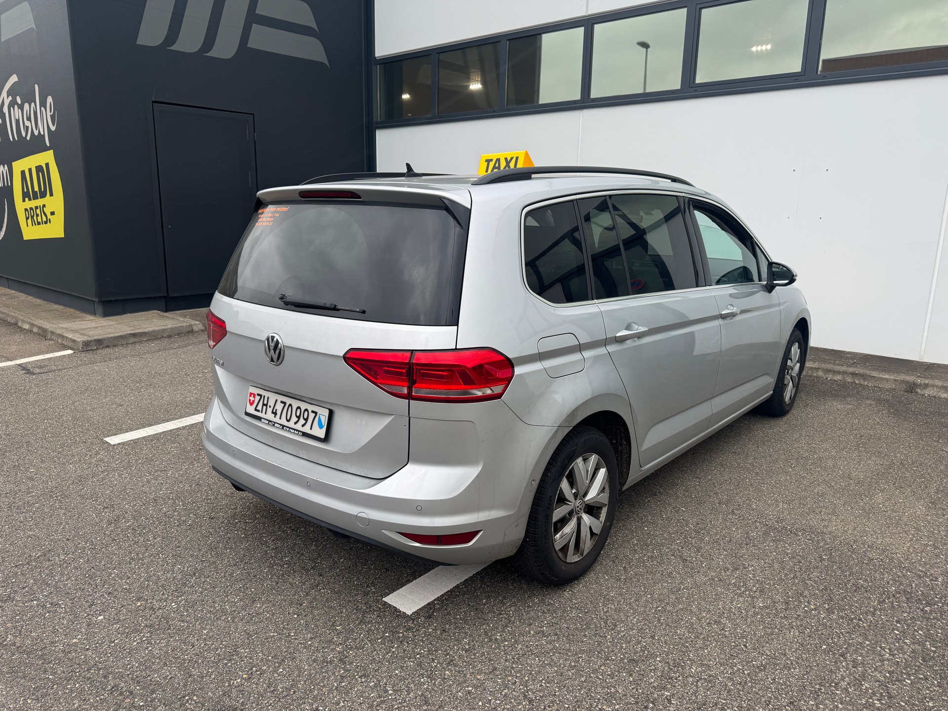 VW Touran 1.6 TDI BlueMotion Technology Trendline DSG-image-5