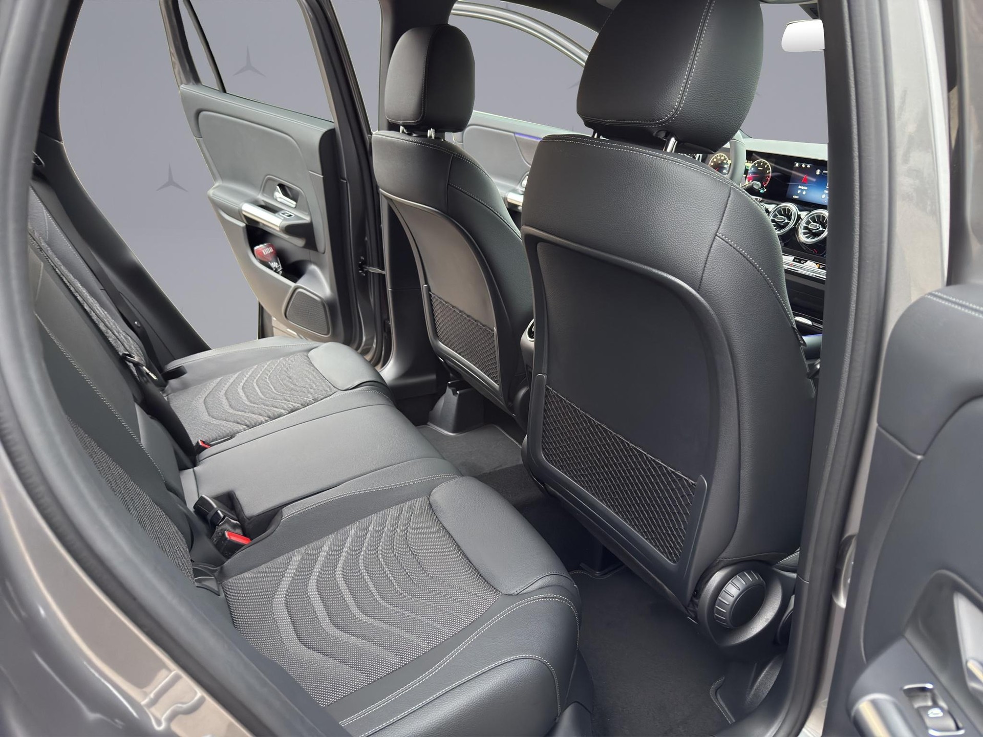 MERCEDES-BENZ GLA 250 Swiss Star Progressive 4matic-image-11