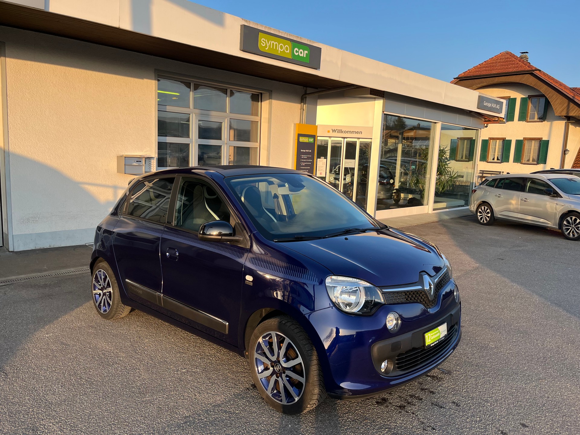 RENAULT Twingo 0.9 Iconic EDC+++FALTDACH+++TOP AUSGESTATTET+++-image-0