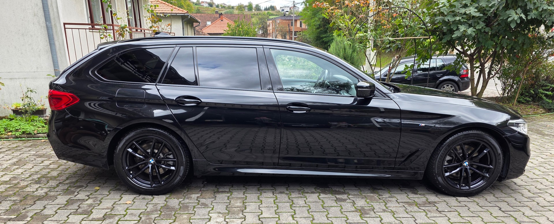 BMW 520d xDrive Touring Pure M Sport Edition Steptronic-image-2