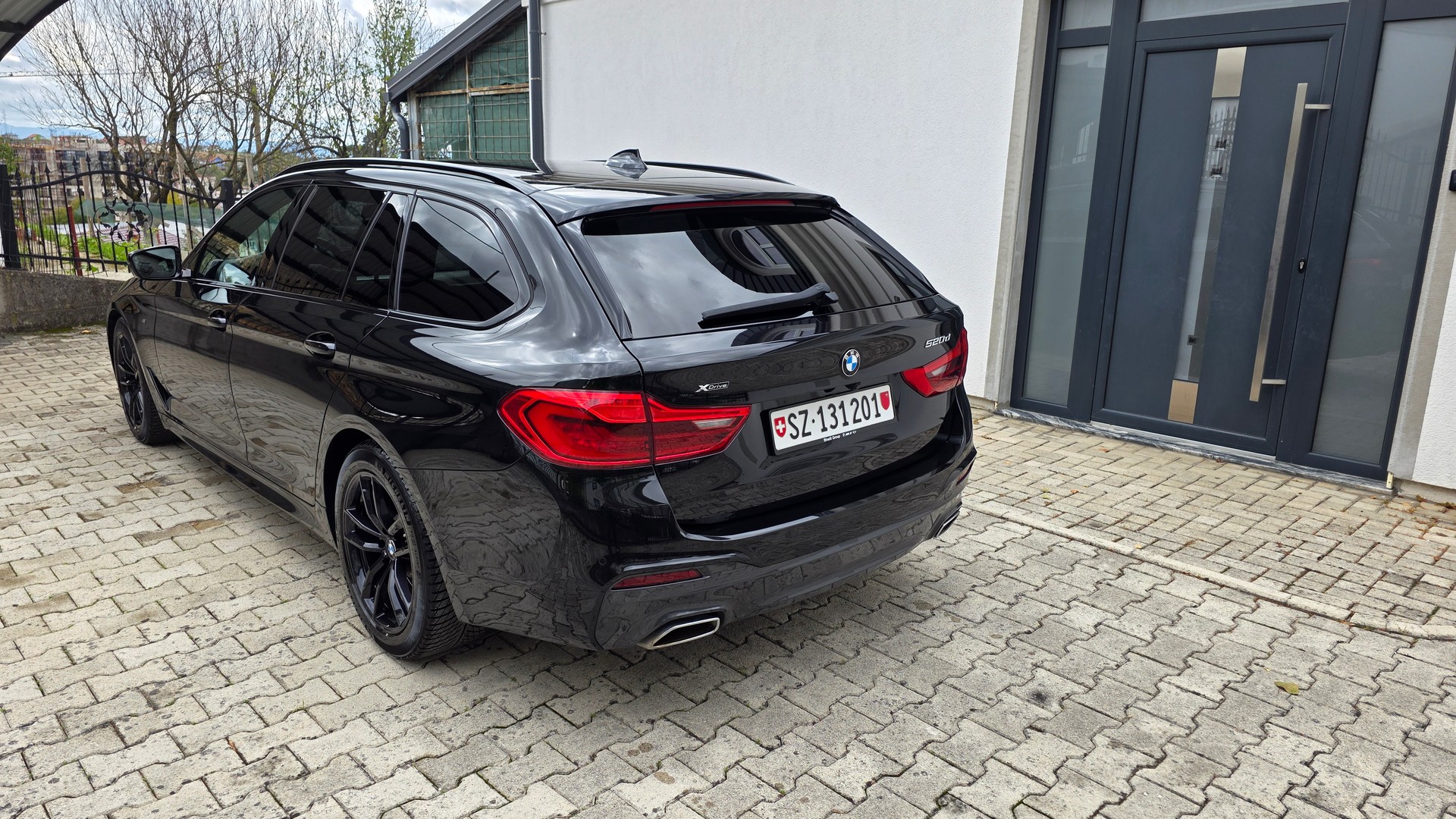 BMW 520d xDrive Touring Pure M Sport Edition Steptronic-image-1