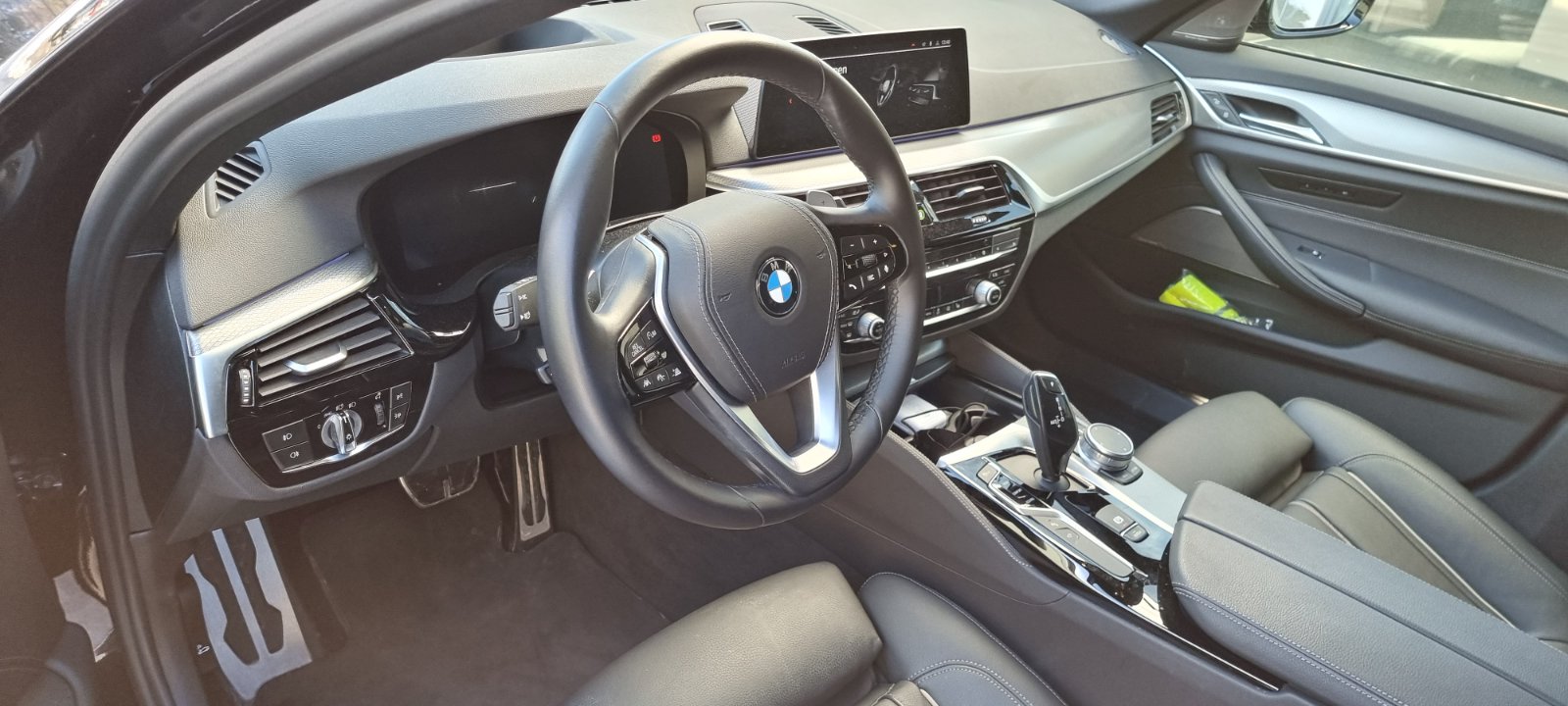 BMW 520d xDrive Touring Pure M Sport Edition Steptronic-image-4