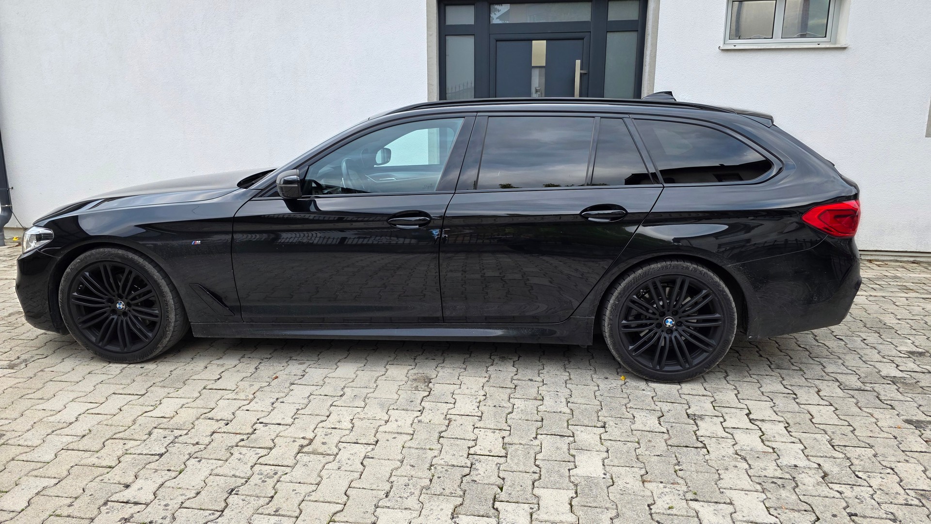 BMW 520d xDrive Touring Pure M Sport Edition Steptronic-image-3