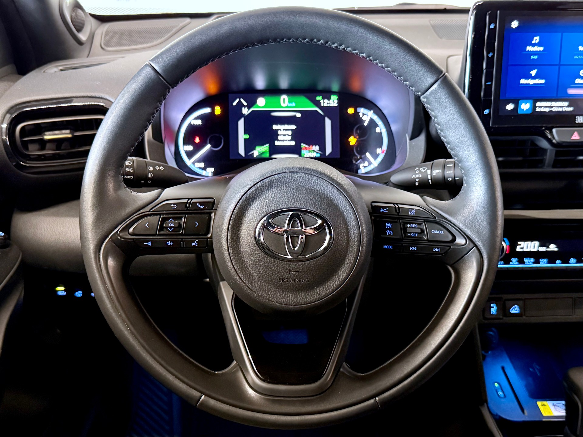 TOYOTA Yaris Cross 1.5 Adventure e-CVT AWDi | HEAD-UP DISPLAY | SITZHEIZUNG | JBL SOUNDSYSTEM-image-7
