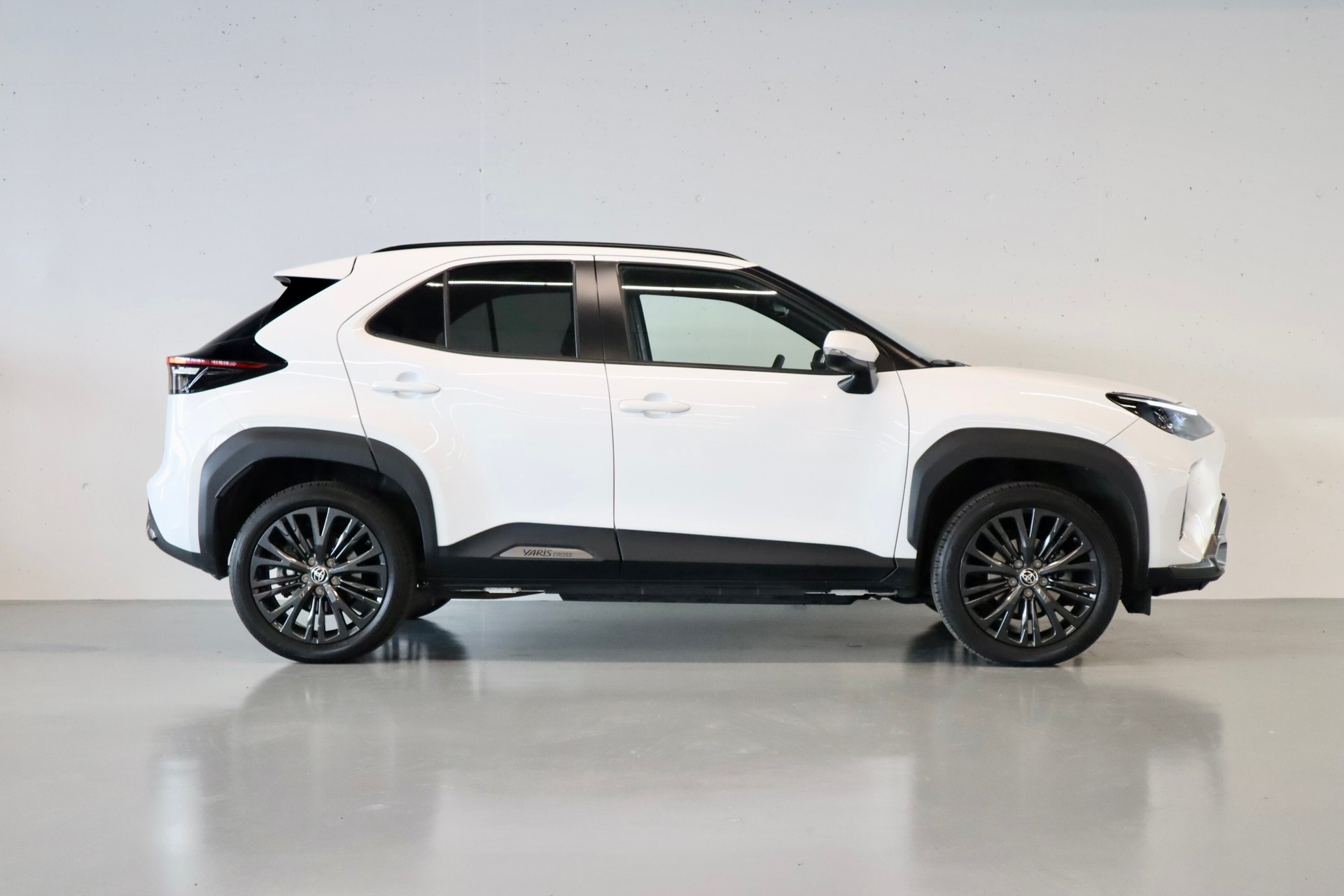 TOYOTA Yaris Cross 1.5 Adventure e-CVT AWDi | HEAD-UP DISPLAY | SITZHEIZUNG | JBL SOUNDSYSTEM-image-4