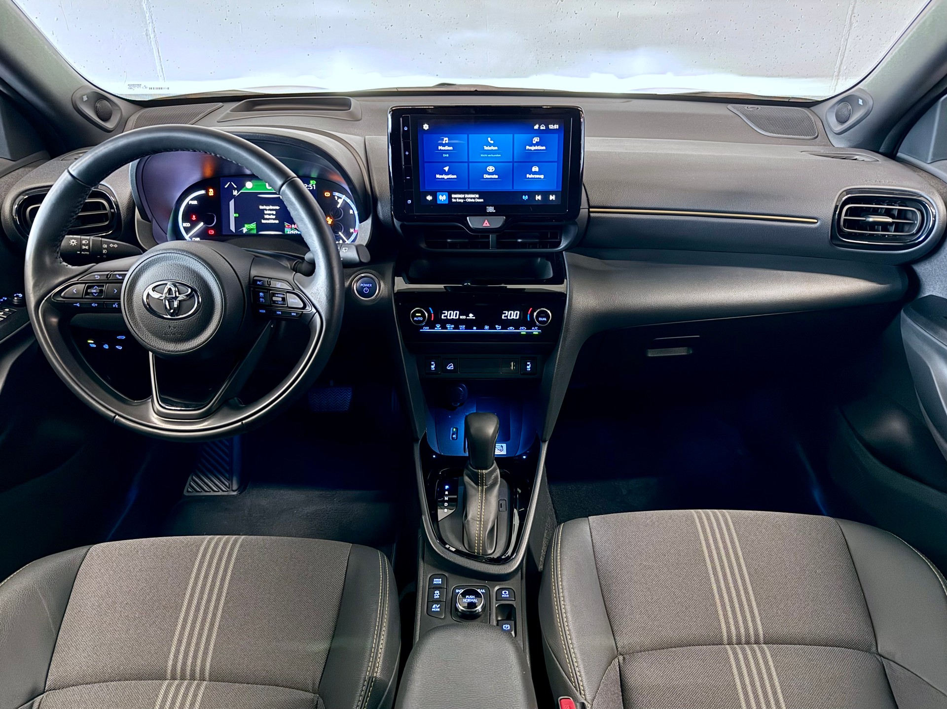 TOYOTA Yaris Cross 1.5 Adventure e-CVT AWDi | HEAD-UP DISPLAY | SITZHEIZUNG | JBL SOUNDSYSTEM-image-6
