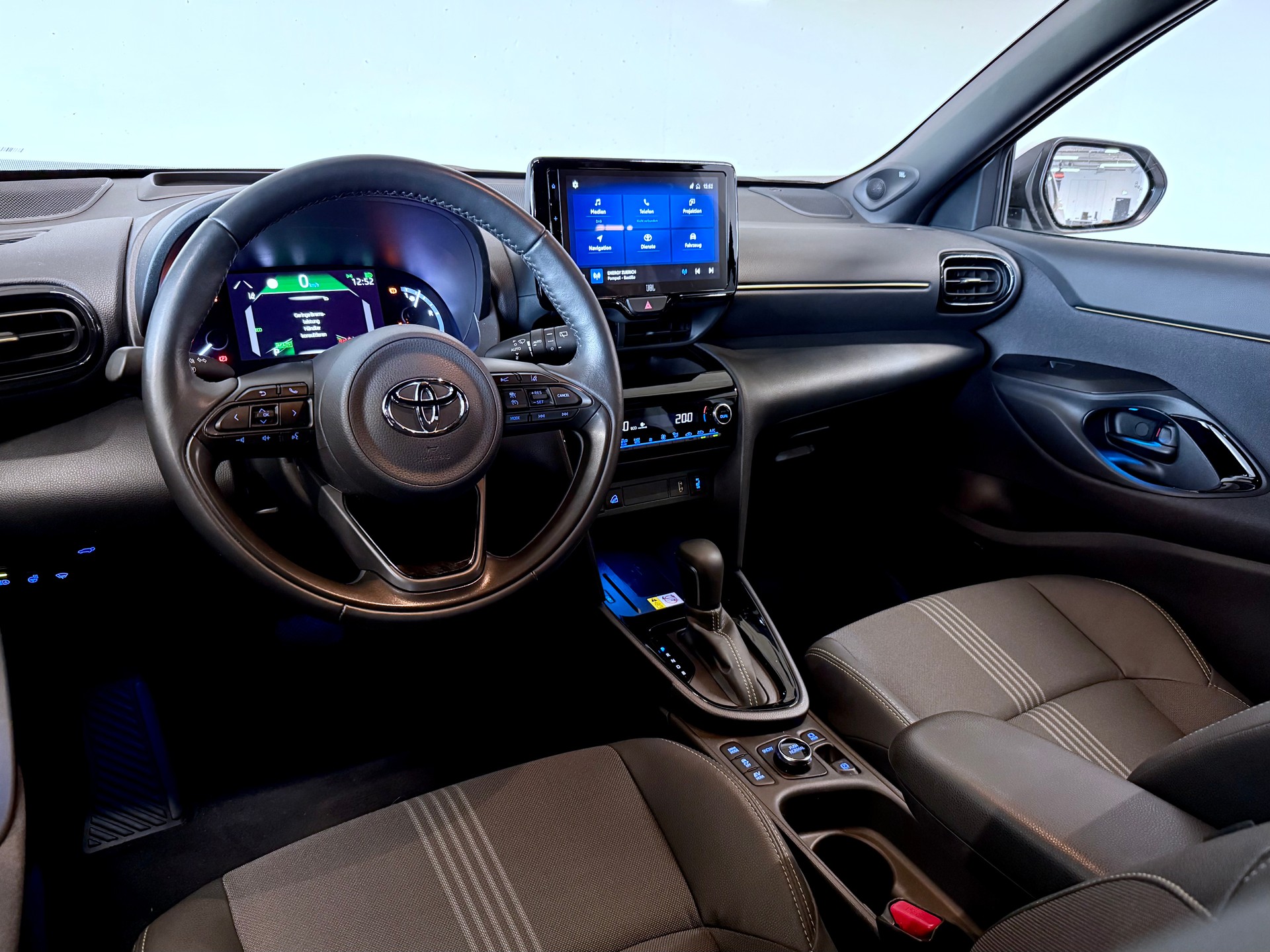 TOYOTA Yaris Cross 1.5 Adventure e-CVT AWDi | HEAD-UP DISPLAY | SITZHEIZUNG | JBL SOUNDSYSTEM-image-14