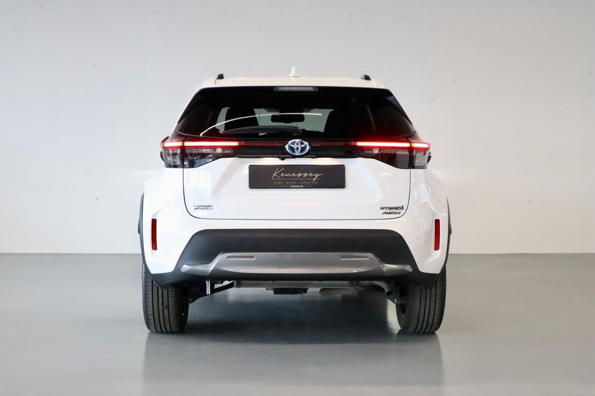 TOYOTA Yaris Cross 1.5 Adventure e-CVT AWDi | HEAD-UP DISPLAY | SITZHEIZUNG | JBL SOUNDSYSTEM-image-3