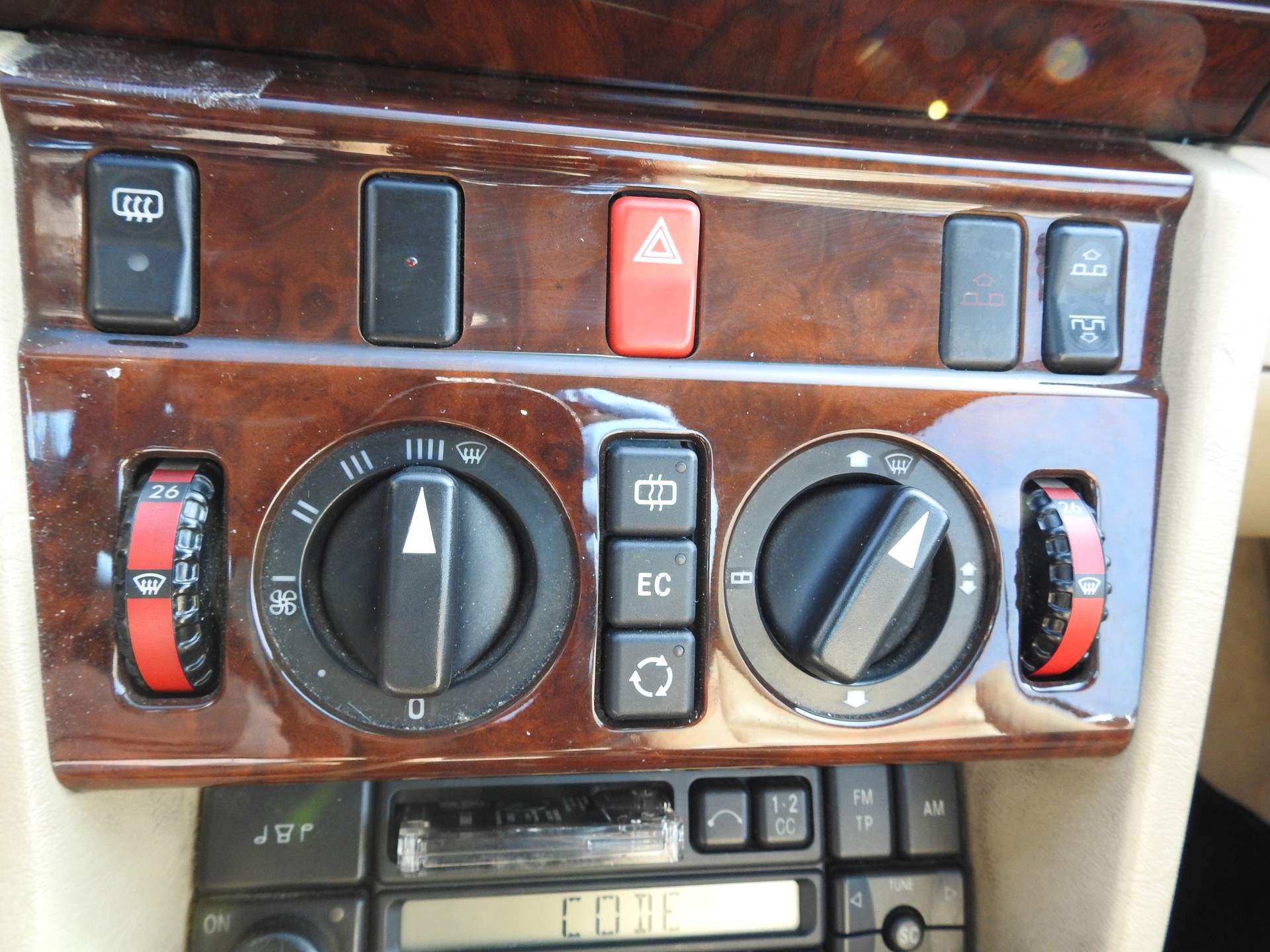 MERCEDES-BENZ E 220 Cabrio-image-26