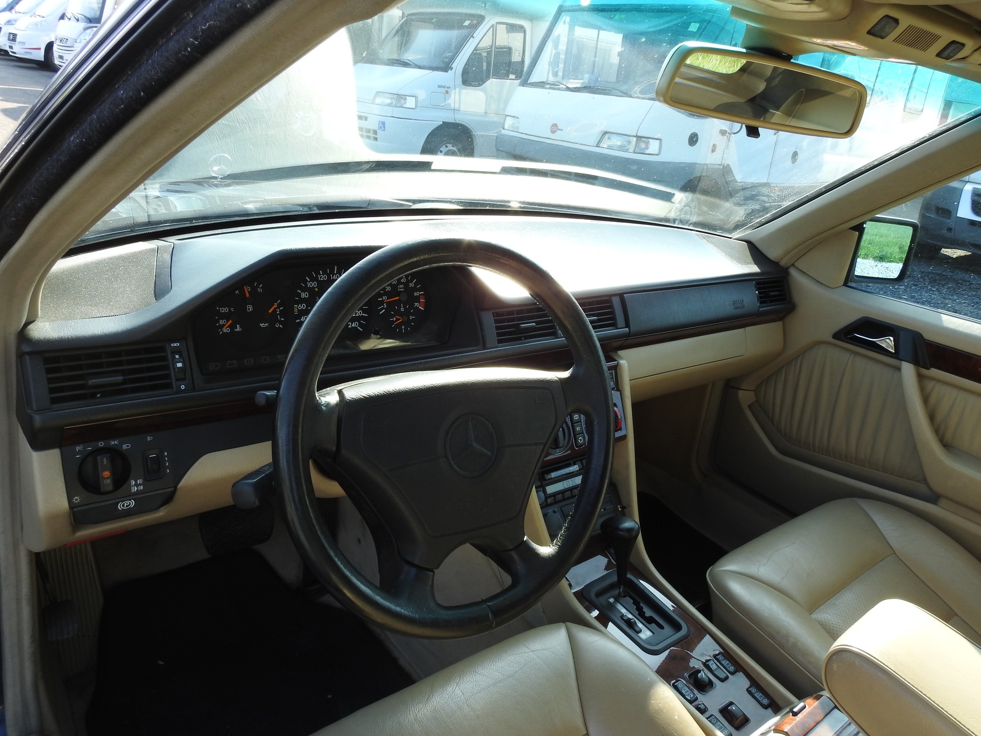 MERCEDES-BENZ E 220 Cabrio-image-18