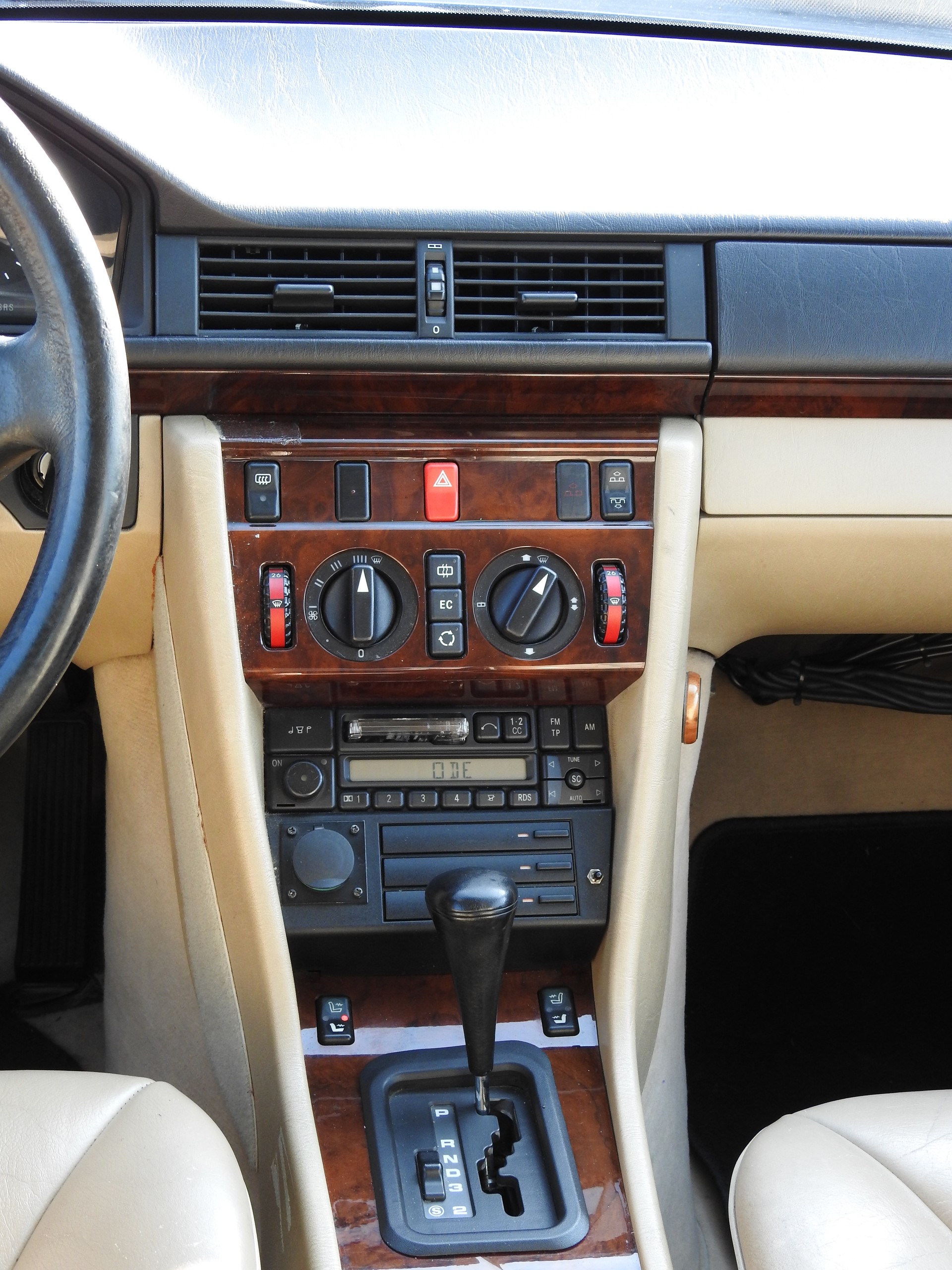 MERCEDES-BENZ E 220 Cabrio-image-21