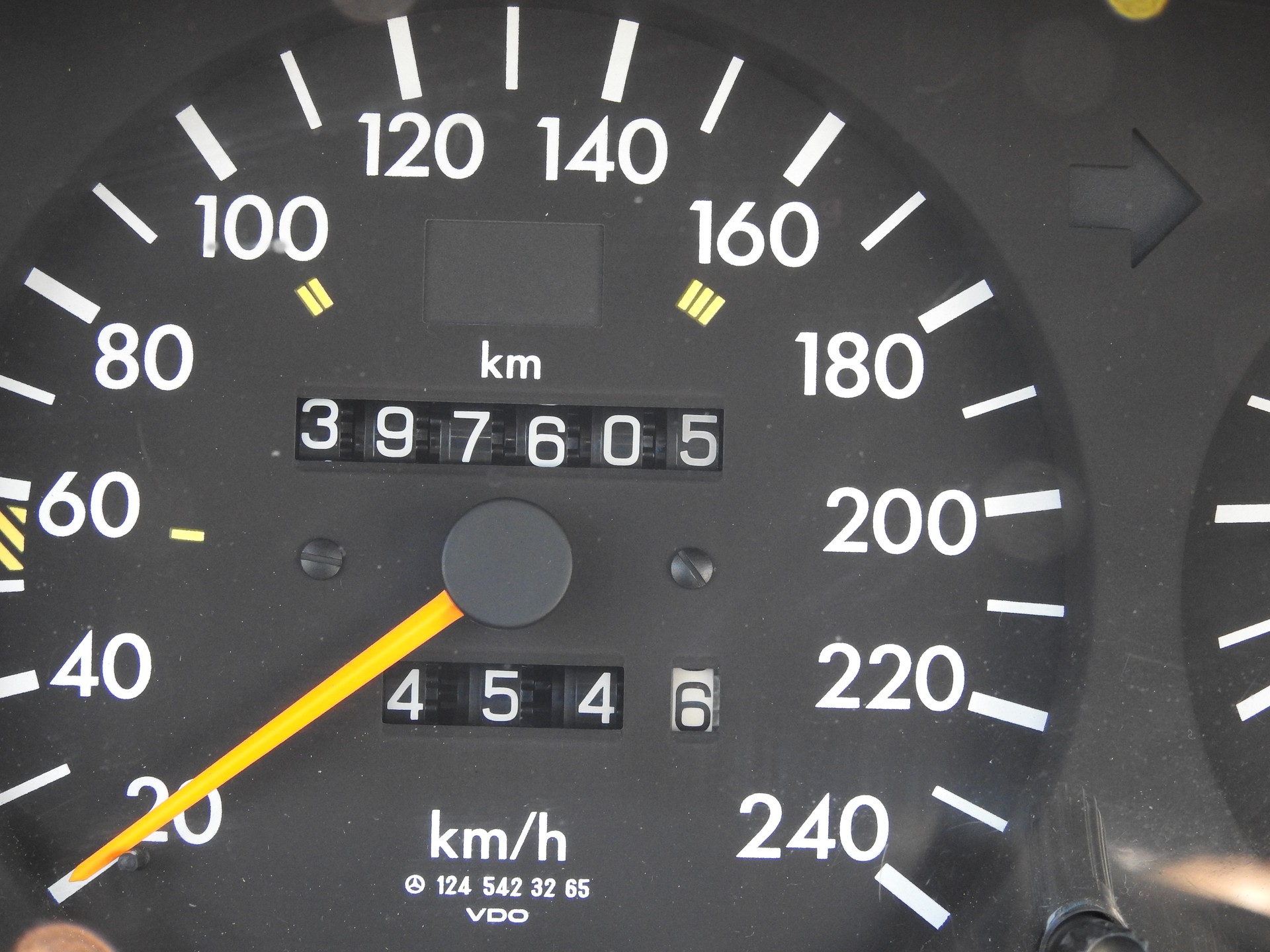 MERCEDES-BENZ E 220 Cabrio-image-27