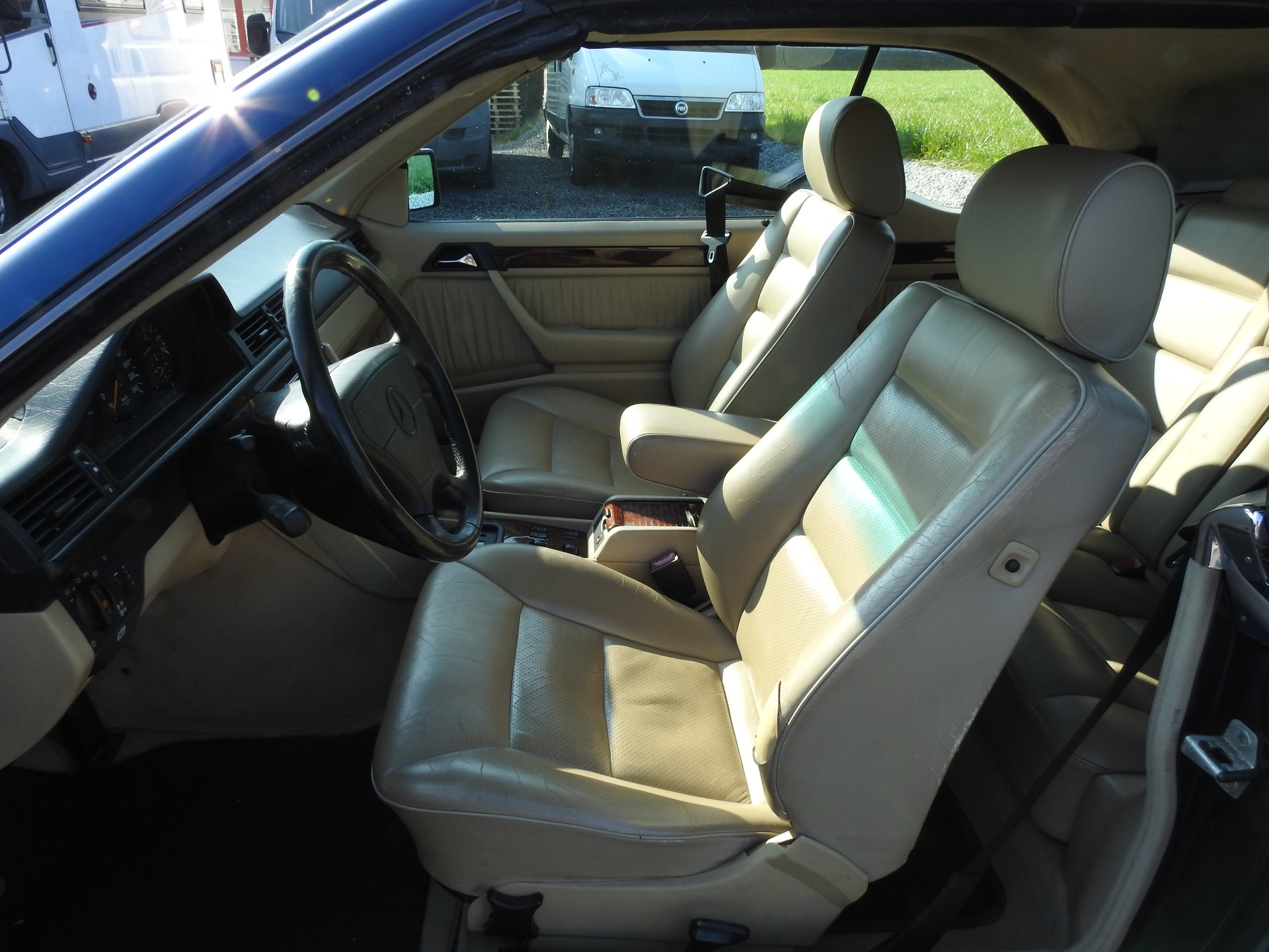 MERCEDES-BENZ E 220 Cabrio-image-17