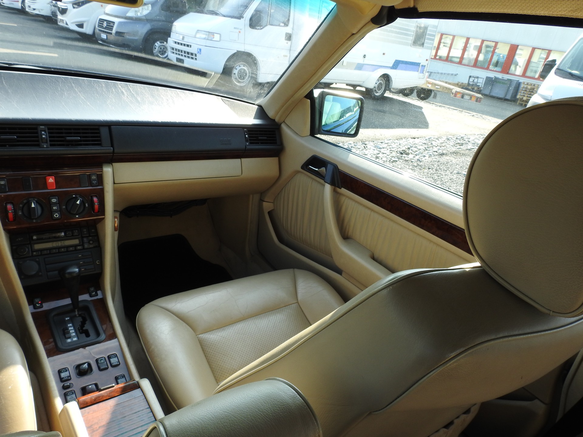 MERCEDES-BENZ E 220 Cabrio-image-22