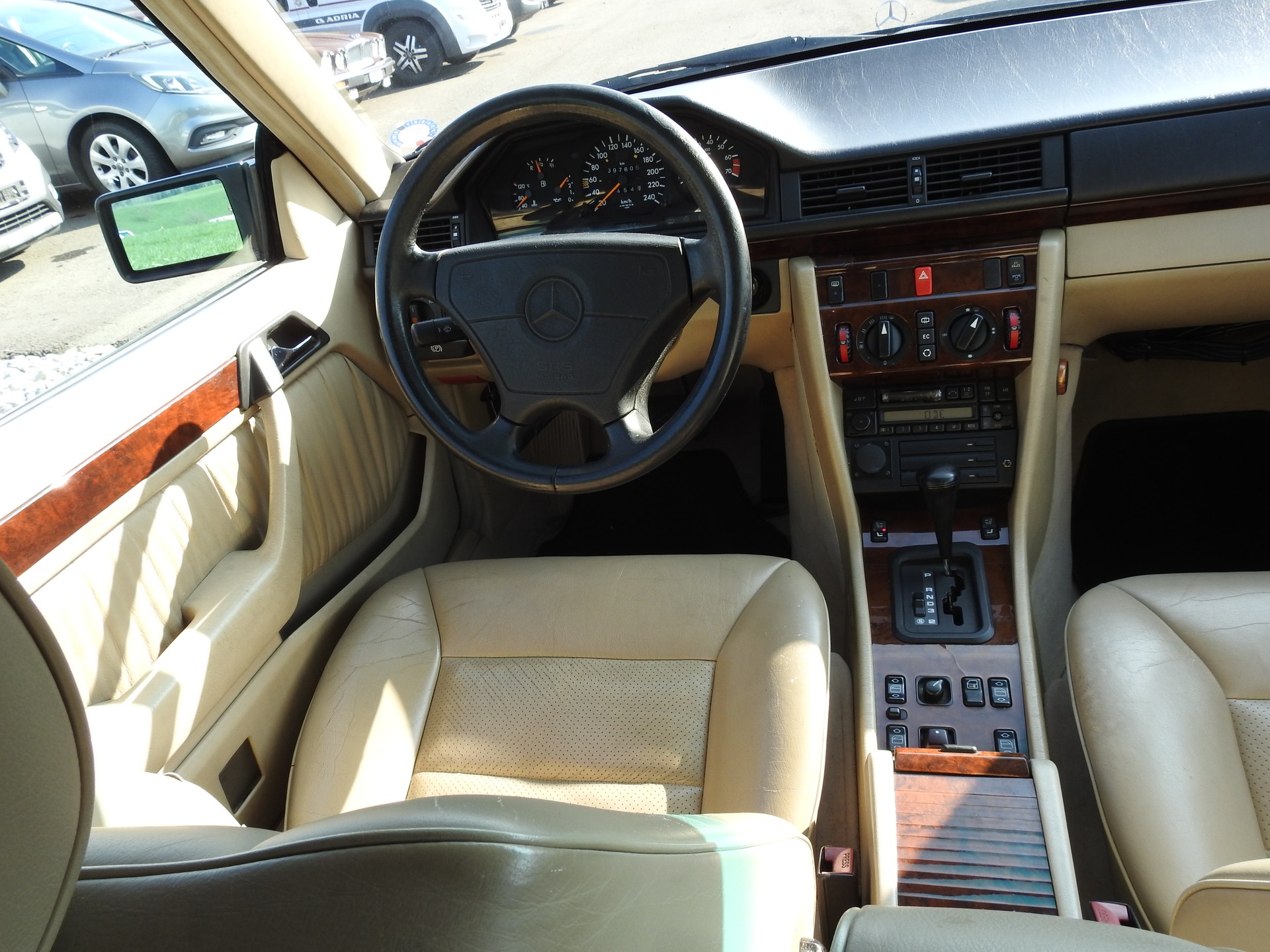 MERCEDES-BENZ E 220 Cabrio-image-23