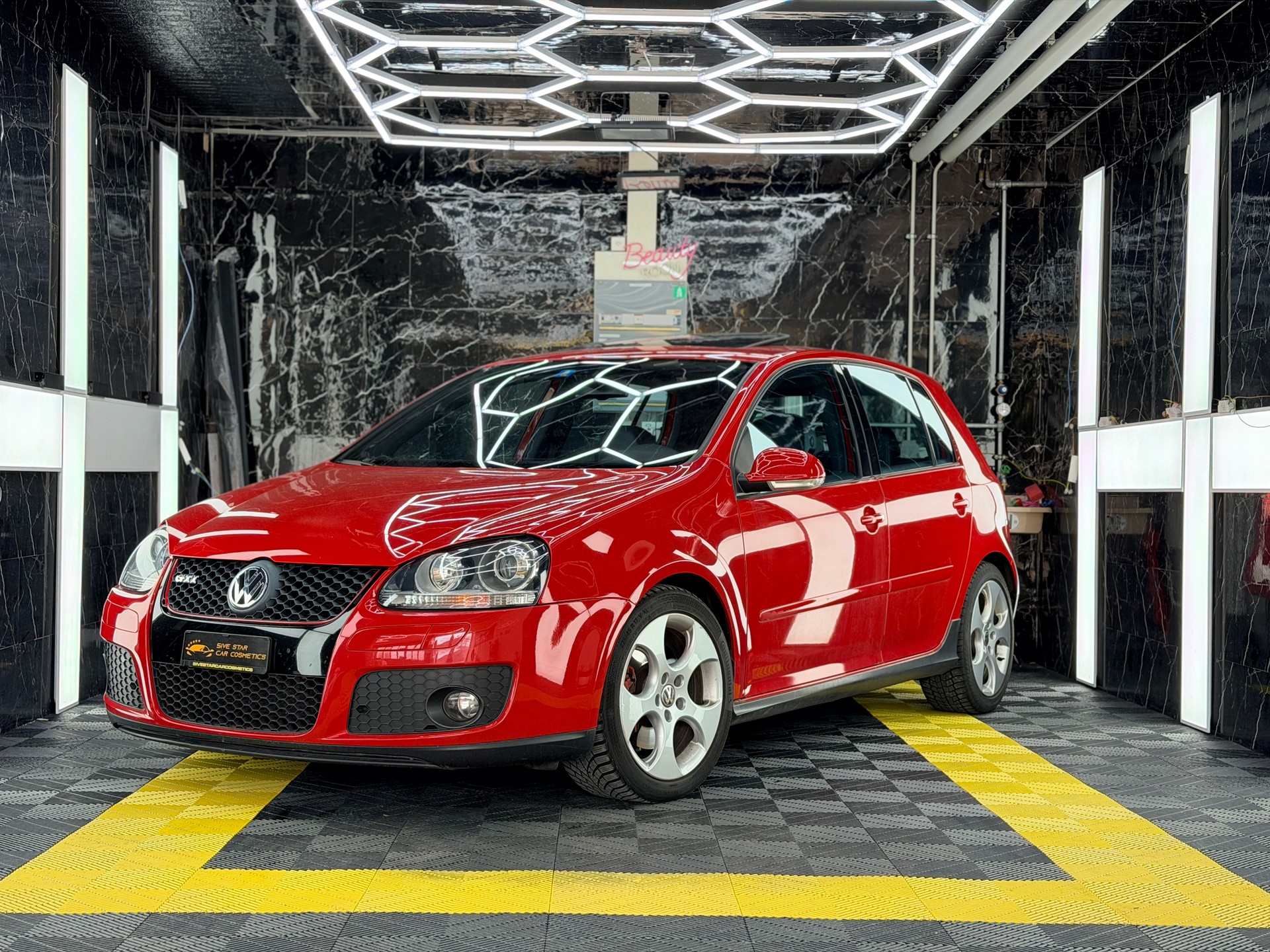 VW GTI-showroom-element-2