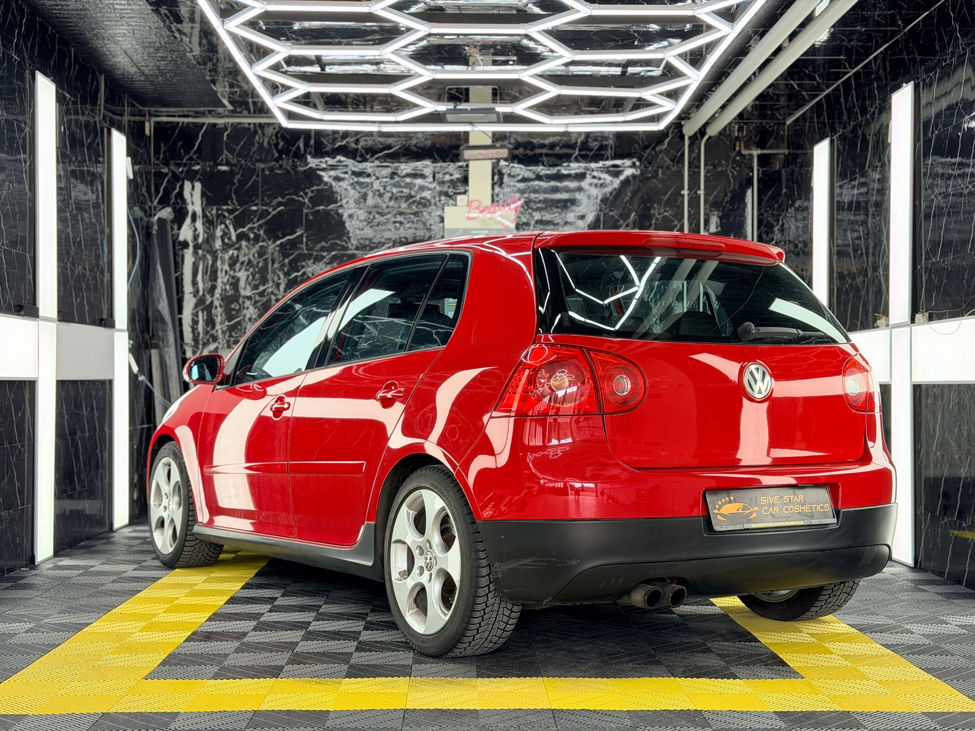 VW GTI-showroom-element-3
