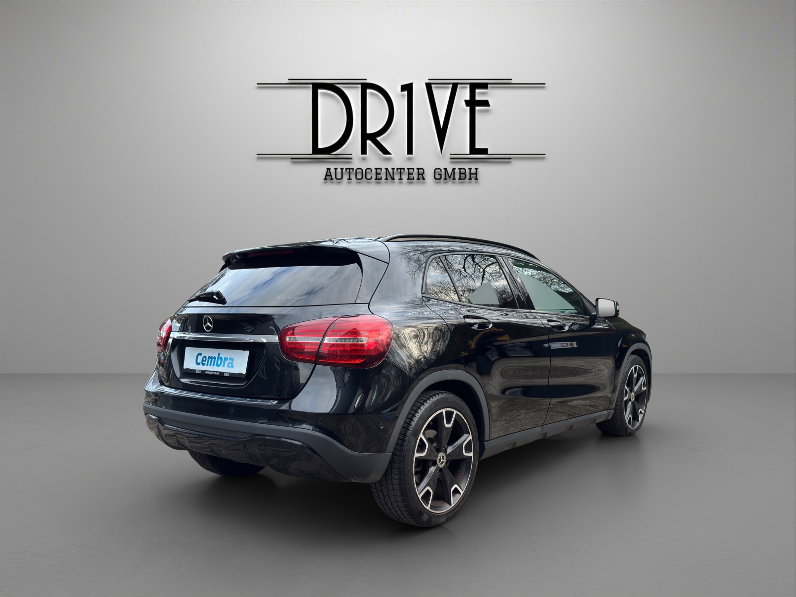 MERCEDES-BENZ GLA 200 d Swiss Star Edition Style 4Matic 7G-DCT-image-4