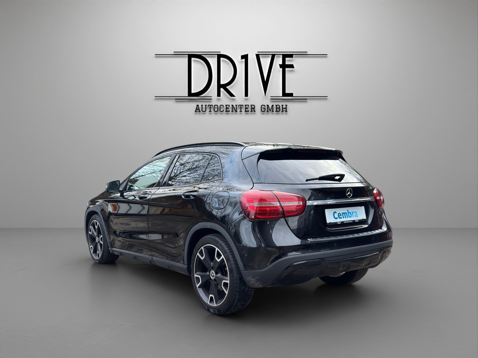 MERCEDES-BENZ GLA 200 d Swiss Star Edition Style 4Matic 7G-DCT-image-6