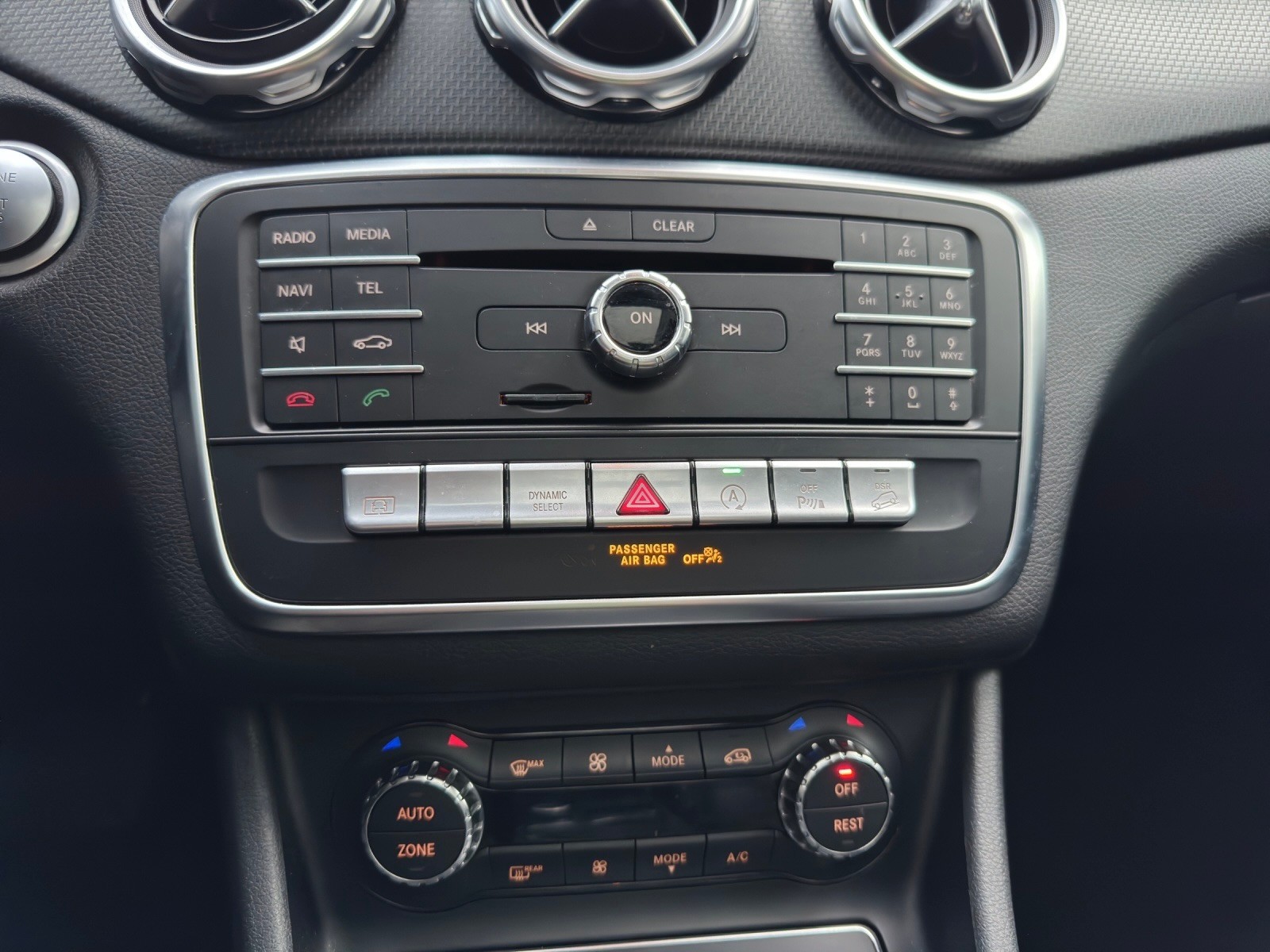 MERCEDES-BENZ GLA 200 d Swiss Star Edition Style 4Matic 7G-DCT-image-17