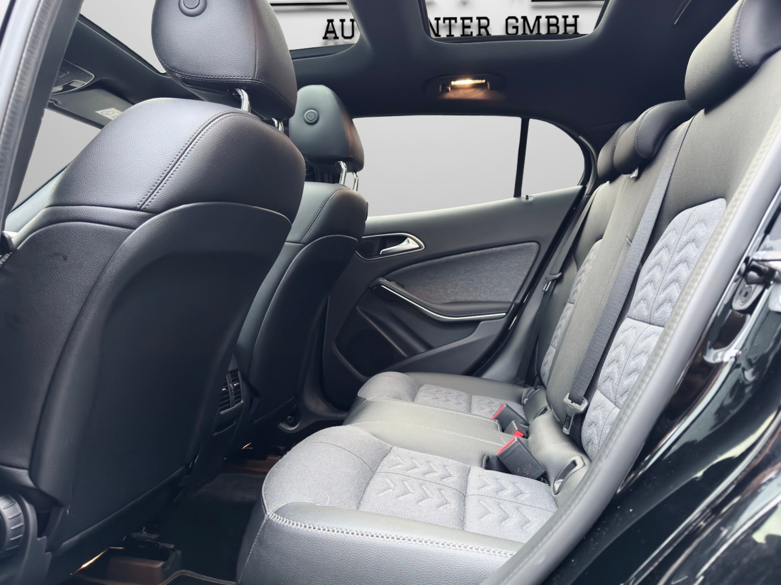 MERCEDES-BENZ GLA 200 d Swiss Star Edition Style 4Matic 7G-DCT-image-10