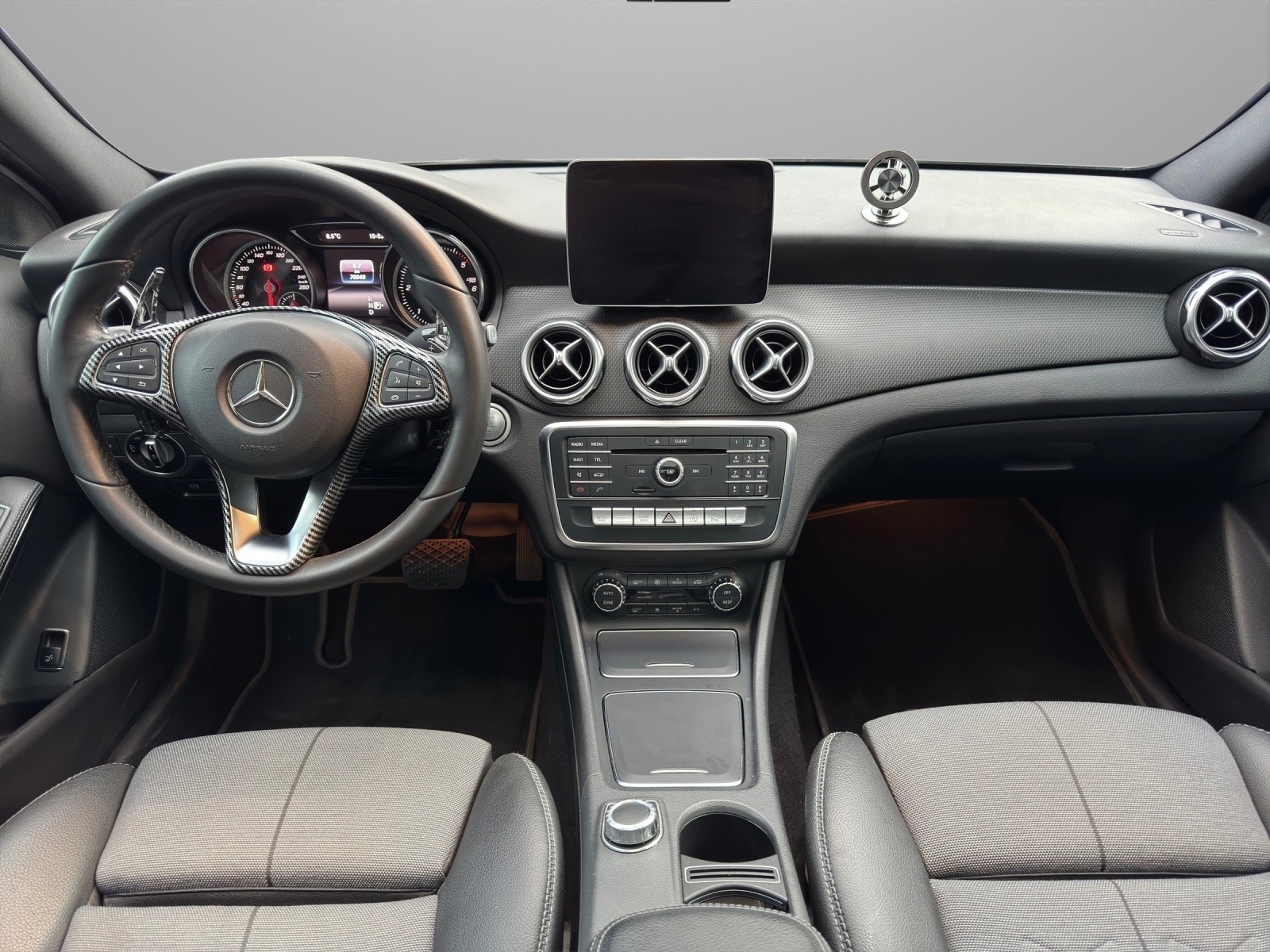 MERCEDES-BENZ GLA 200 d Swiss Star Edition Style 4Matic 7G-DCT-image-8