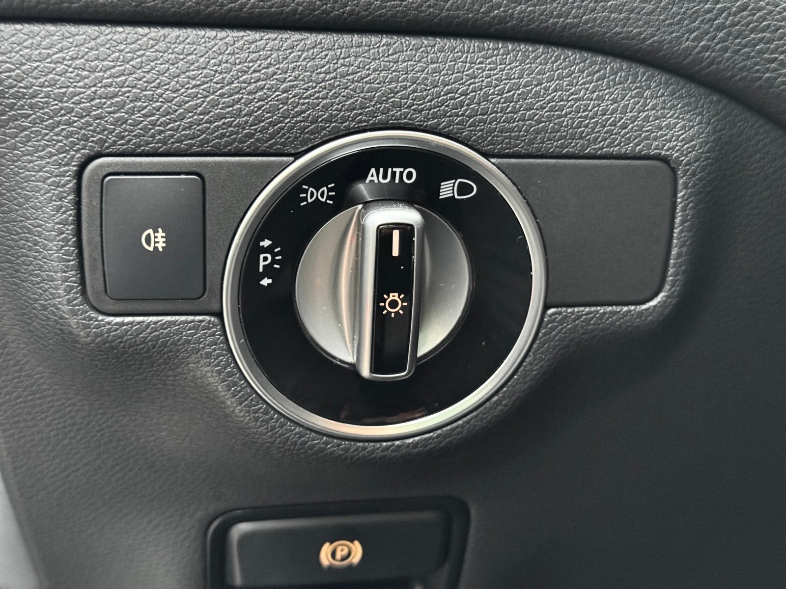MERCEDES-BENZ GLA 200 d Swiss Star Edition Style 4Matic 7G-DCT-image-18