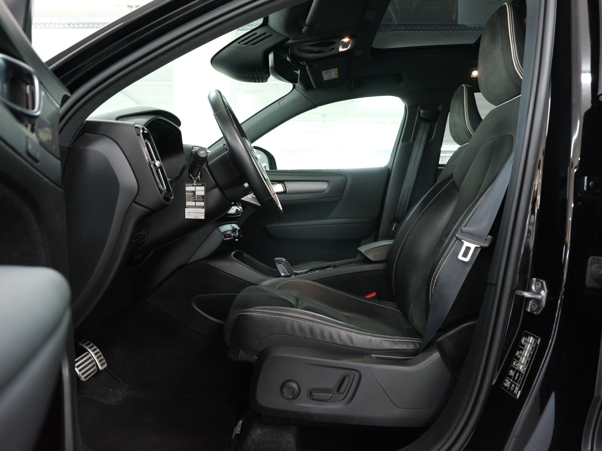 VOLVO XC40 T5 TwE Momentum DCT *Panorama* *360 Kamera* *Elekt. Sitze*-image-12