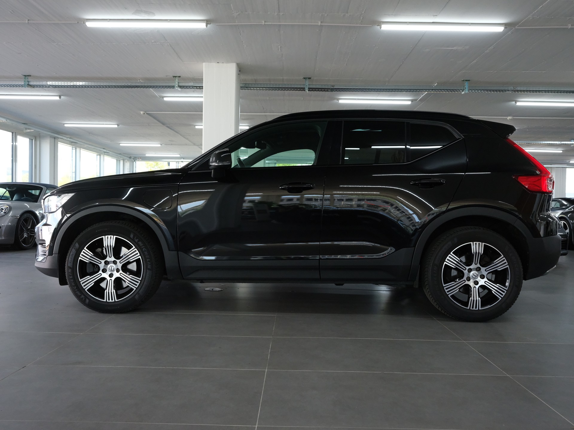 VOLVO XC40 T5 TwE Momentum DCT *Panorama* *360 Kamera* *Elekt. Sitze*-image-4