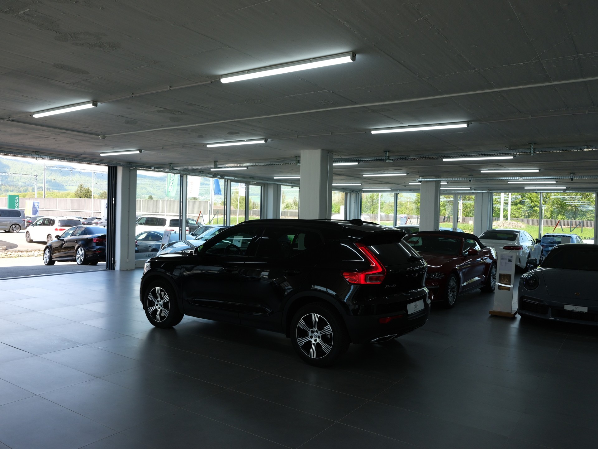 VOLVO XC40 T5 TwE Momentum DCT *Panorama* *360 Kamera* *Elekt. Sitze*-image-9