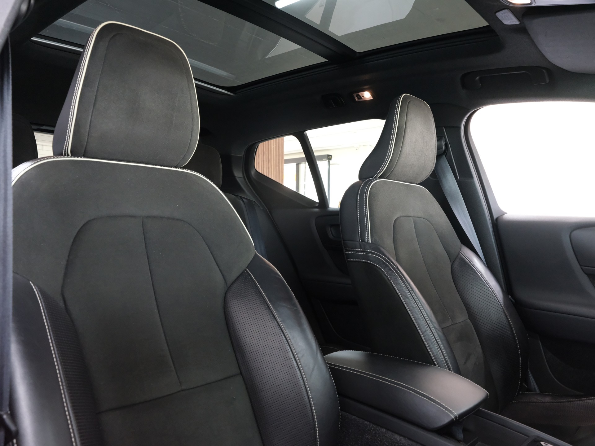 VOLVO XC40 T5 TwE Momentum DCT *Panorama* *360 Kamera* *Elekt. Sitze*-image-16