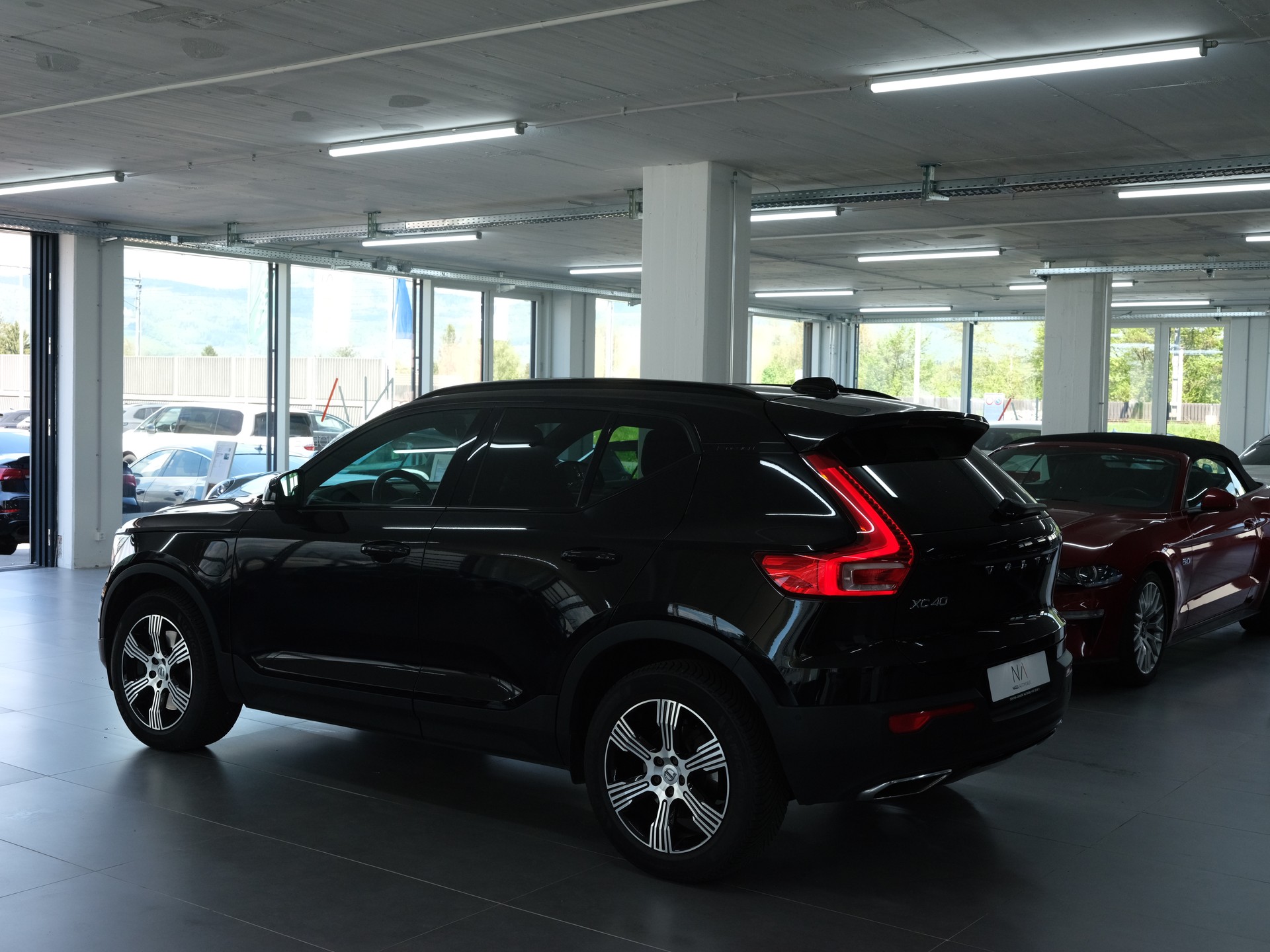 VOLVO XC40 T5 TwE Momentum DCT *Panorama* *360 Kamera* *Elekt. Sitze*-image-8