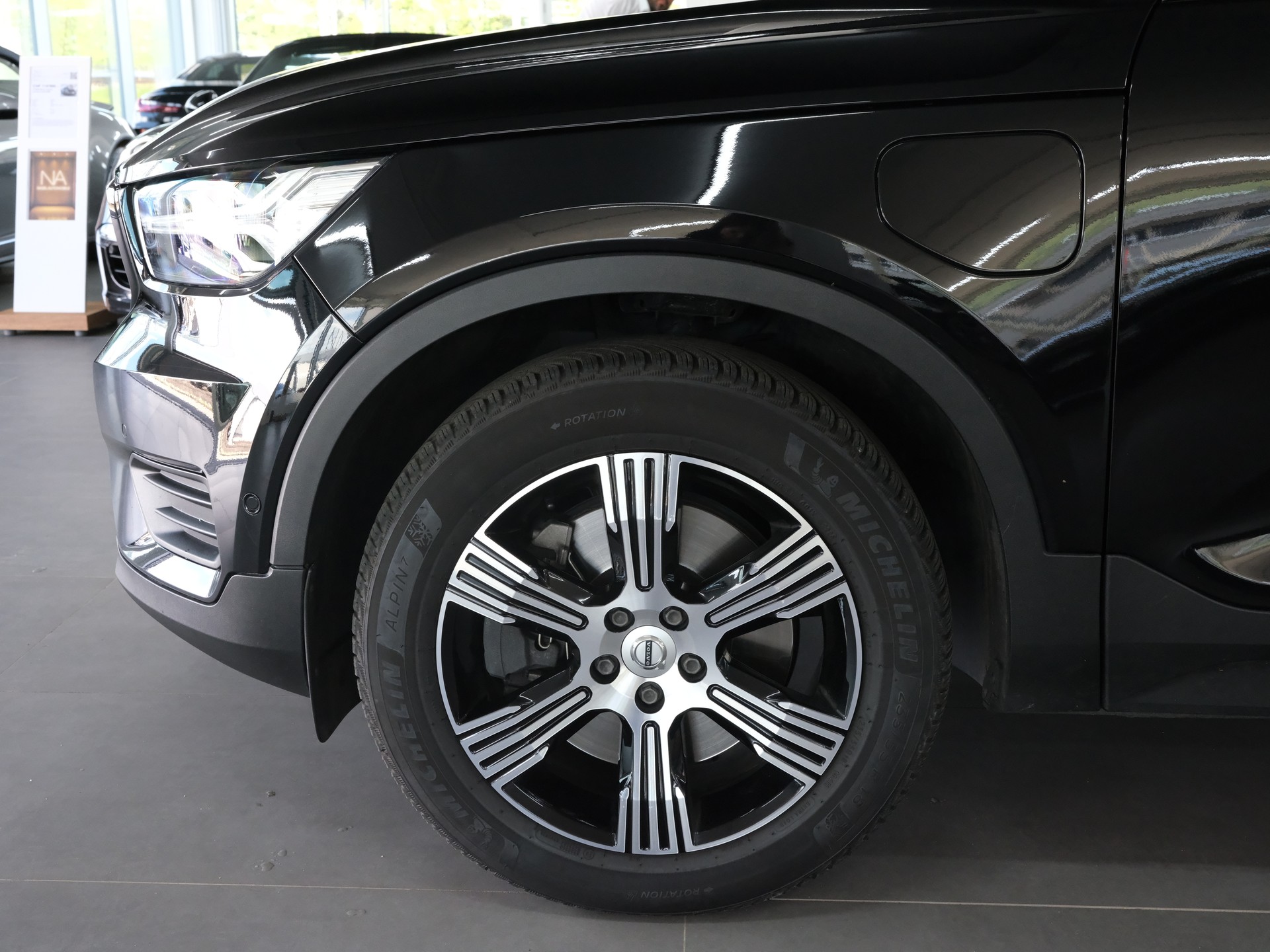 VOLVO XC40 T5 TwE Momentum DCT *Panorama* *360 Kamera* *Elekt. Sitze*-image-7