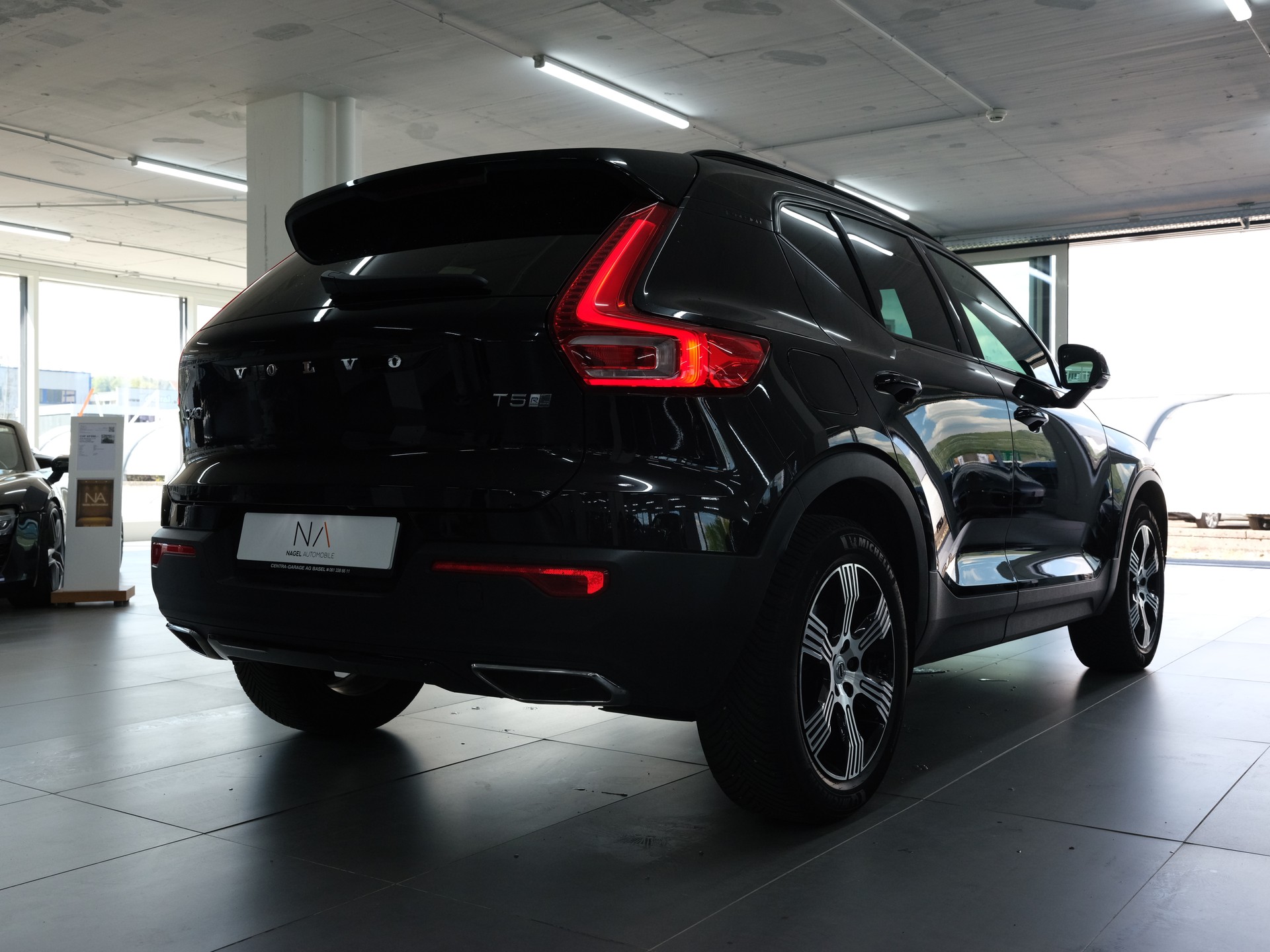 VOLVO XC40 T5 TwE Momentum DCT *Panorama* *360 Kamera* *Elekt. Sitze*-image-2