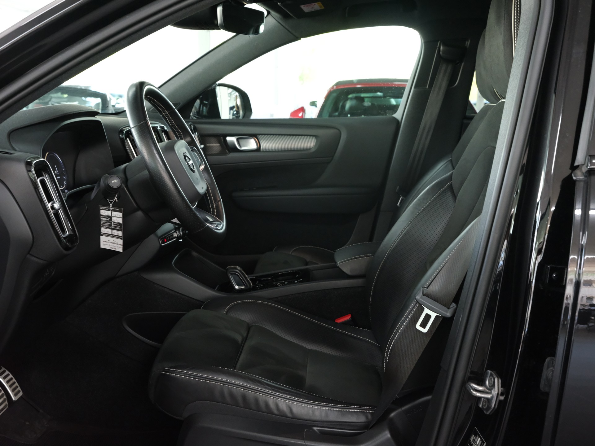 VOLVO XC40 T5 TwE Momentum DCT *Panorama* *360 Kamera* *Elekt. Sitze*-image-10