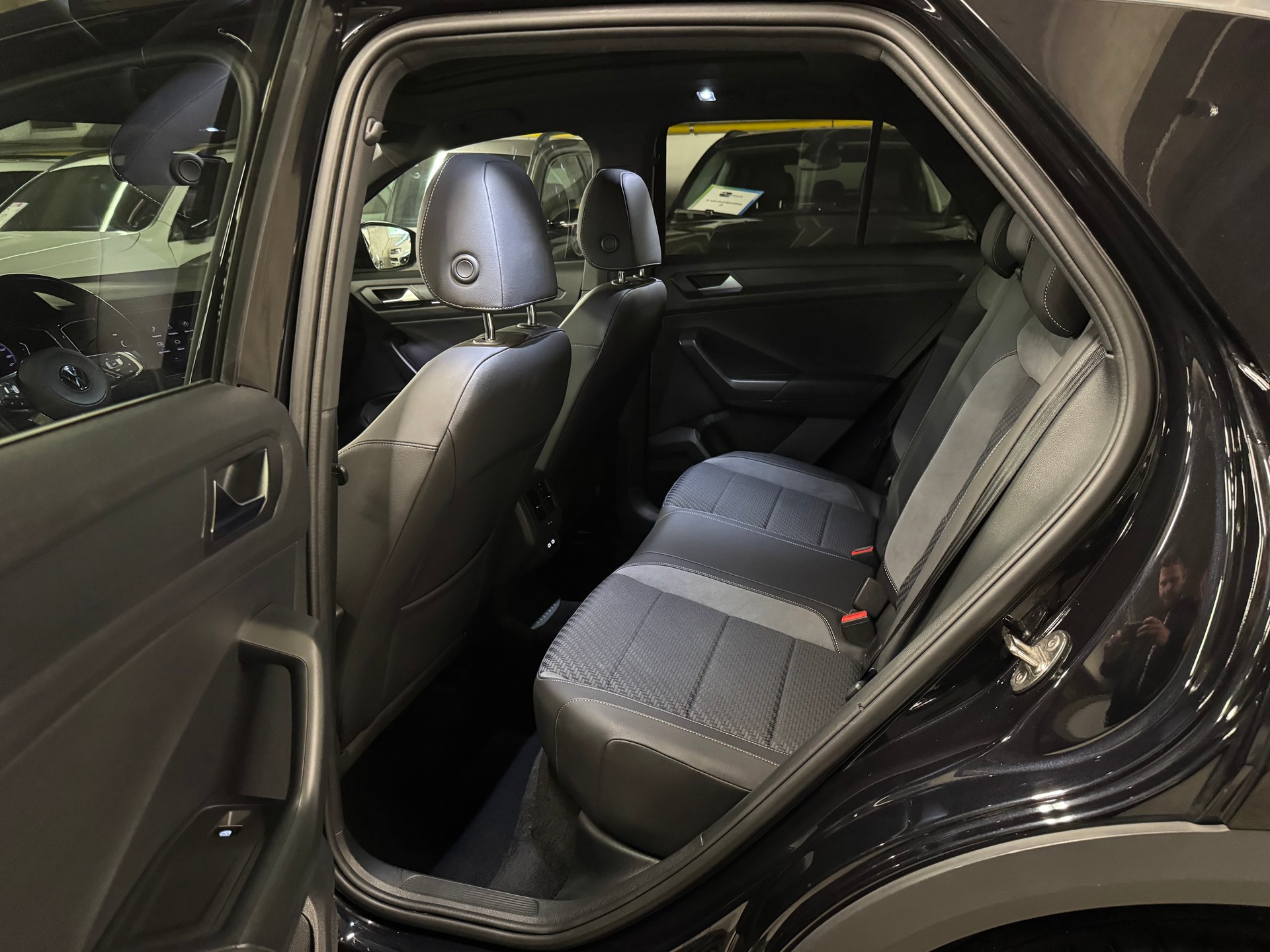 VW T-Roc 2.0 TSI Sport R-Line DSG 4Motion-image-9