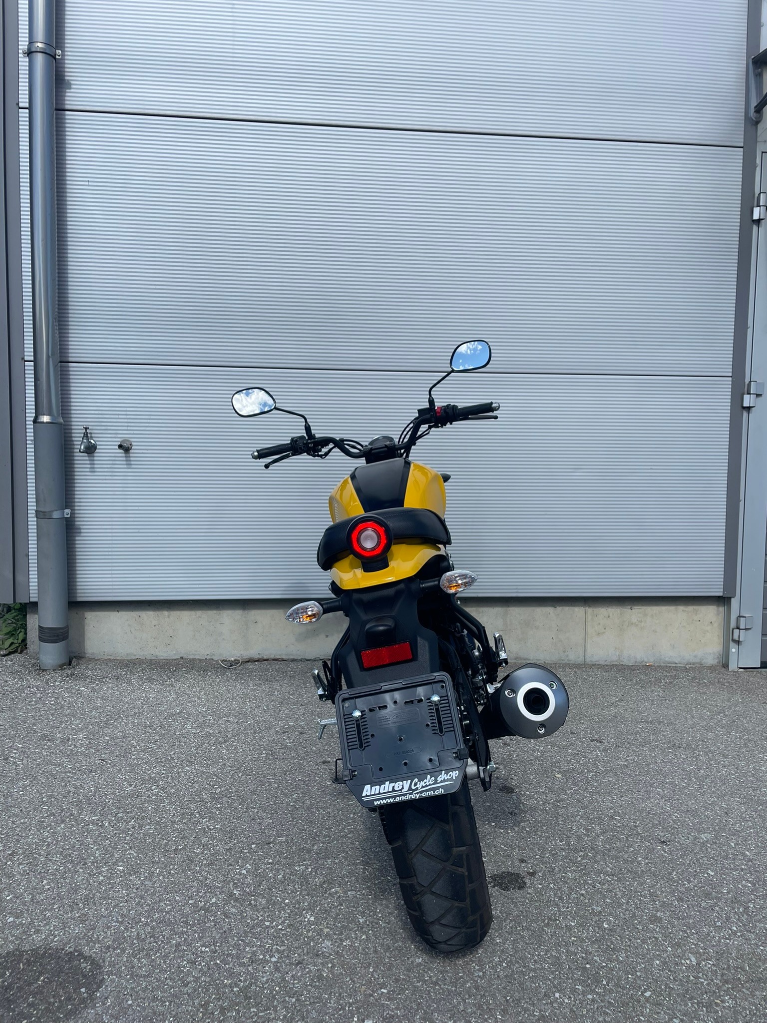 YAMAHA XSR 125-showroom-element-3