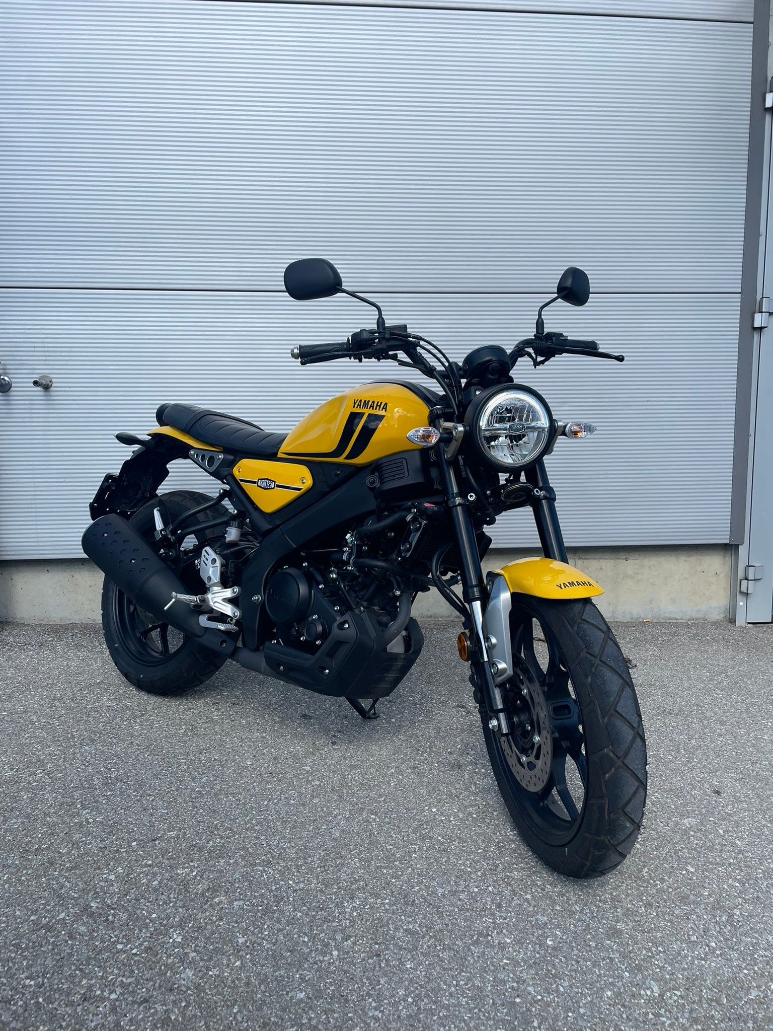 YAMAHA XSR 125-showroom-element-1