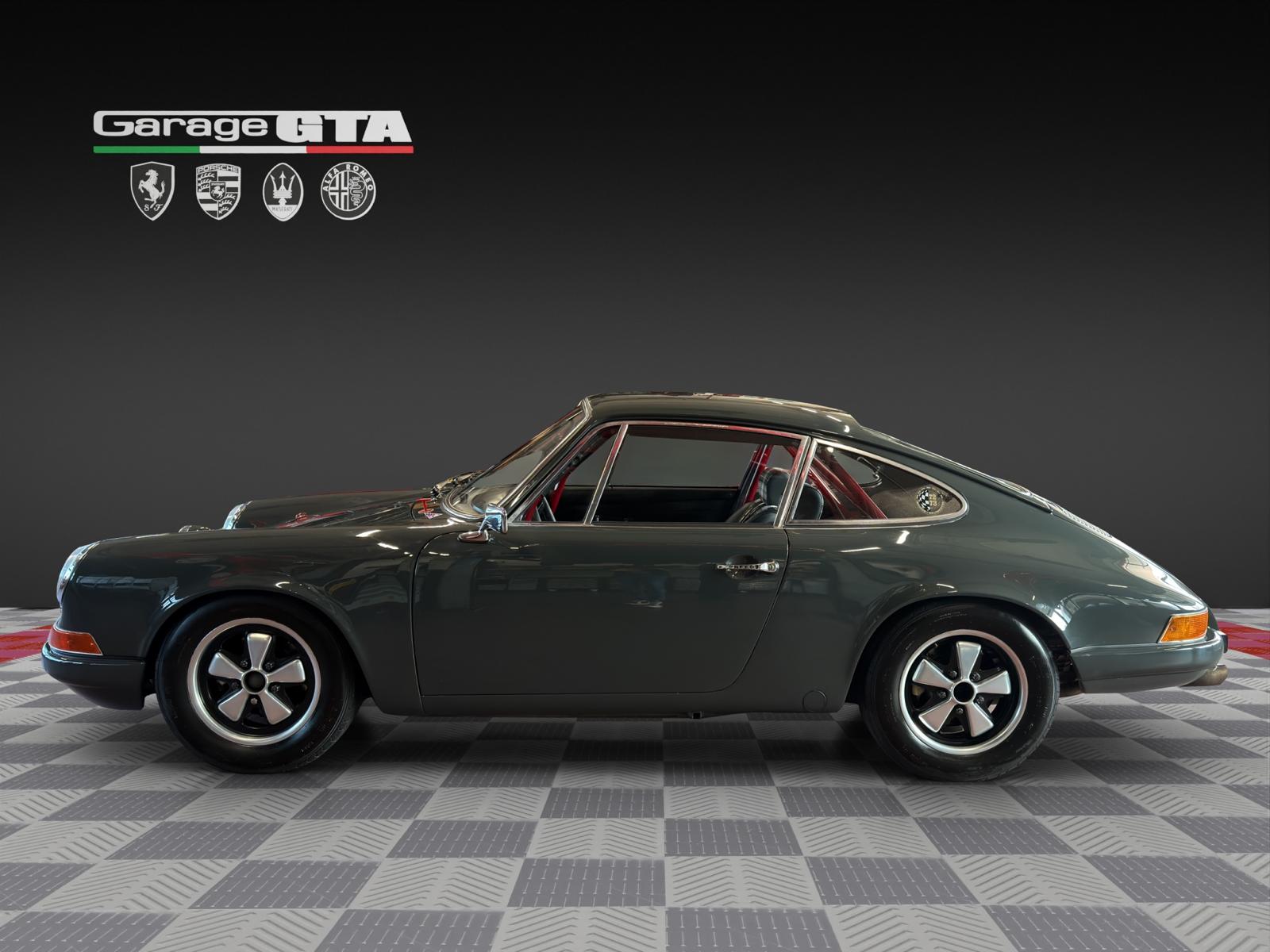 PORSCHE T-showroom-element-1