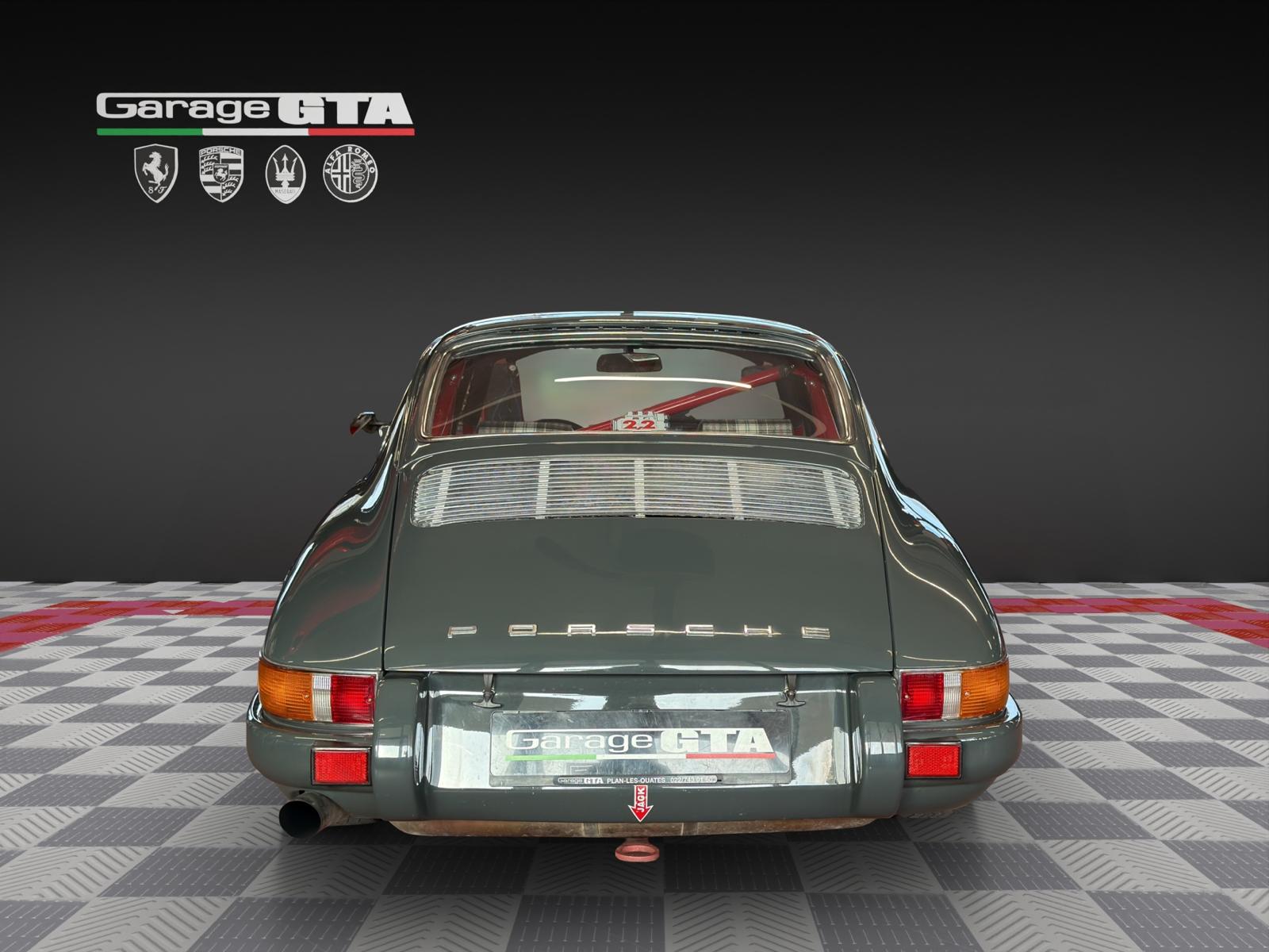 PORSCHE T-showroom-element-3