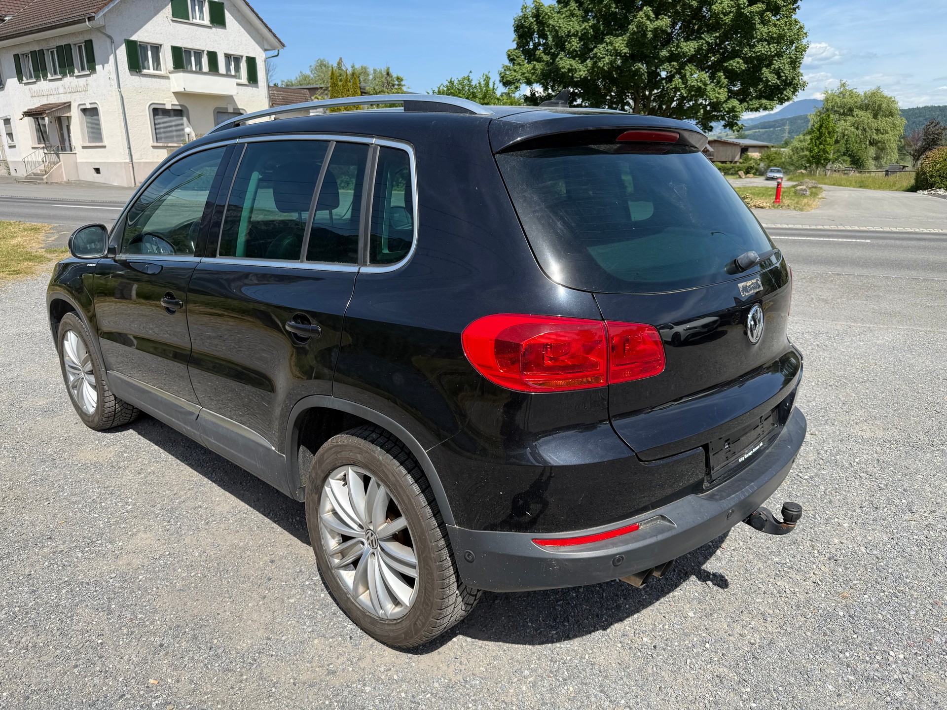 VW Tiguan 2.0 TDI BlueMotion Sport 4Motion DSG-image-2