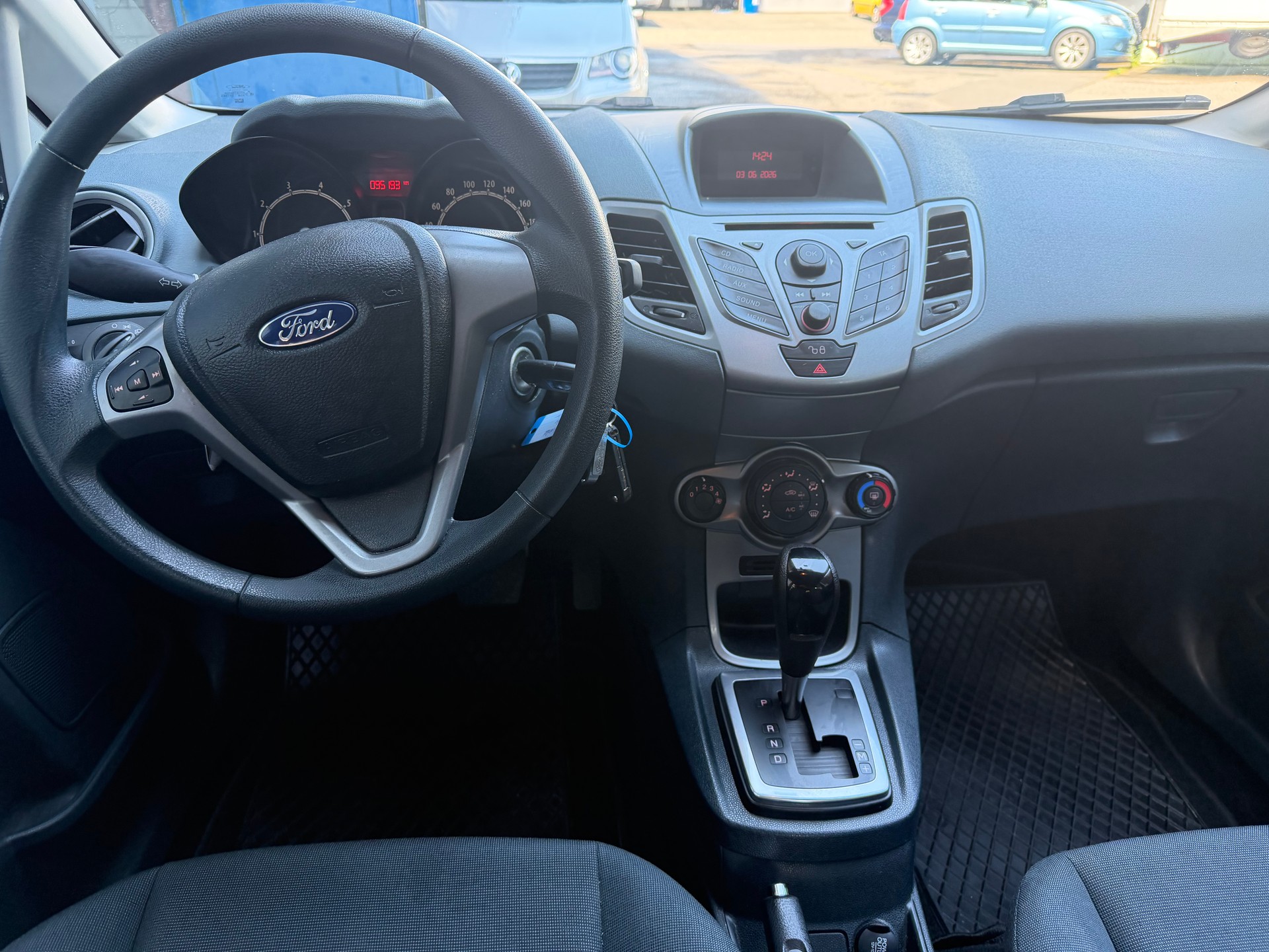FORD Fiesta 1.4 16V Titanium Automatic-image-8