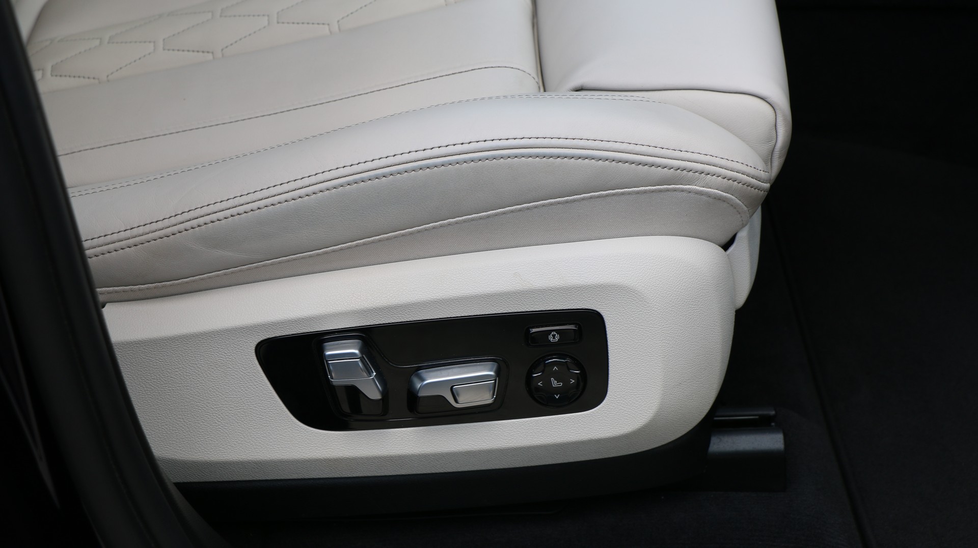 BMW X5 xDrive M50i-image-37