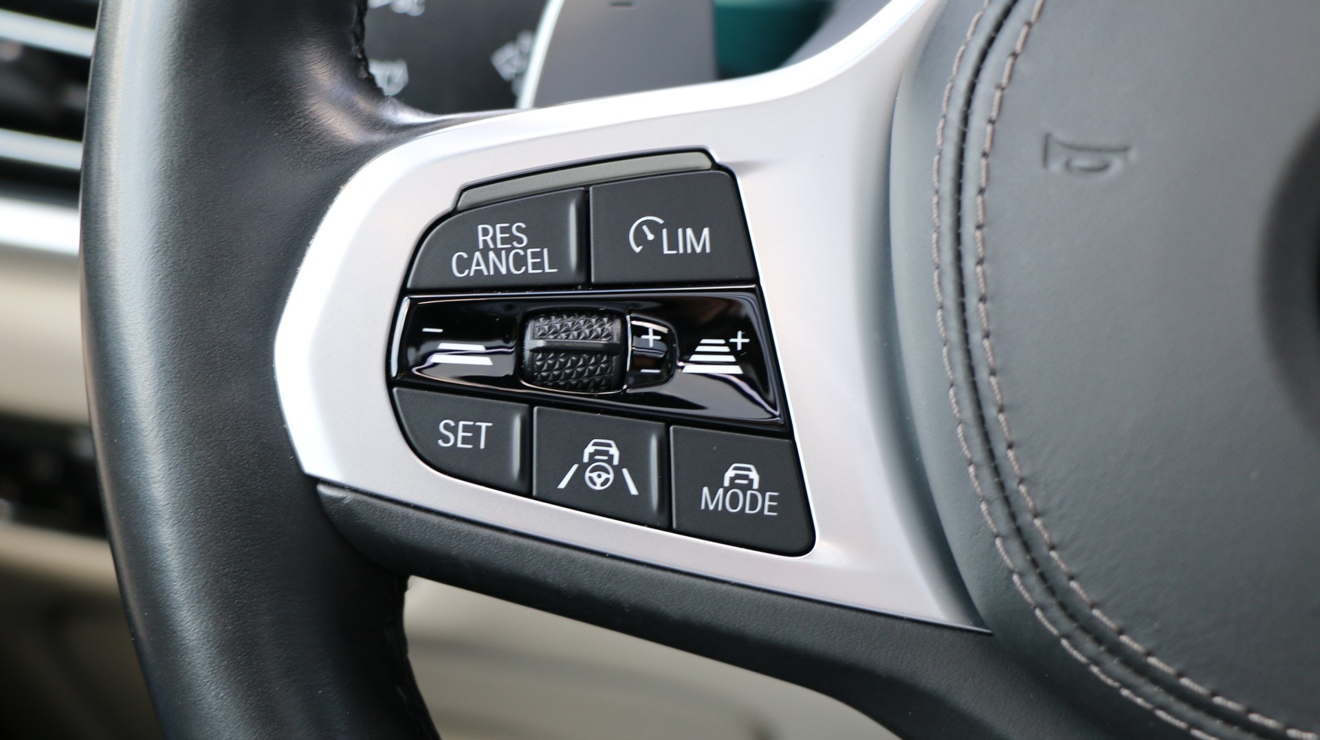 BMW X5 xDrive M50i-image-23