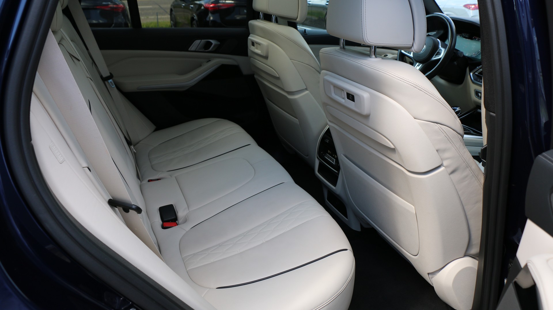 BMW X5 xDrive M50i-image-35